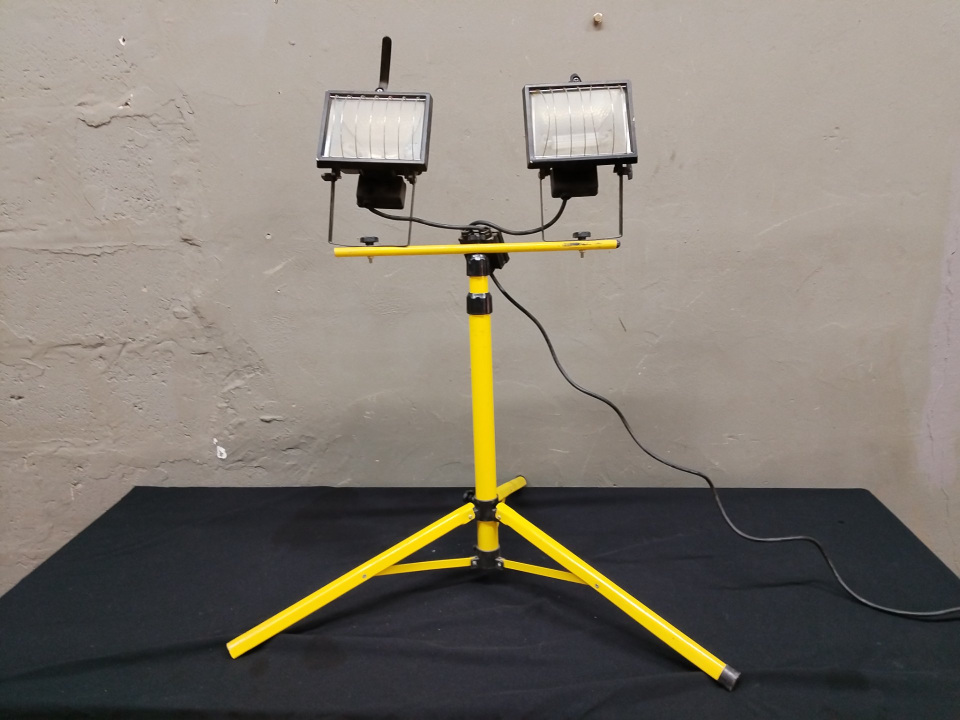 Twin Halogen Floodlights on Adjustable Yellow Tripod – MAC-AFRIC HLIGHC001, Both Bulbs Included
