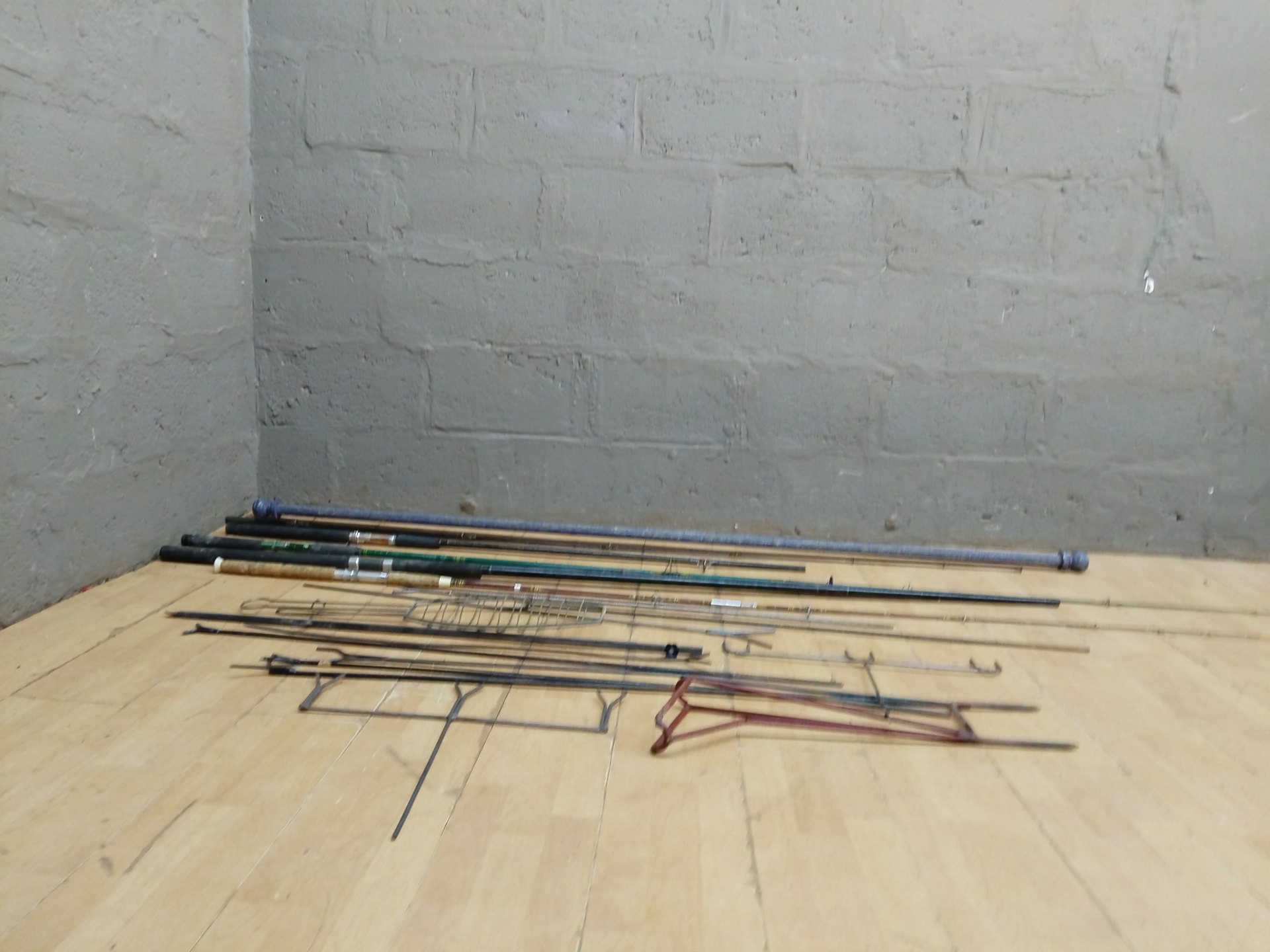Mixed lot — 22 fishing rods & metal rod rests (used, rust & wear)