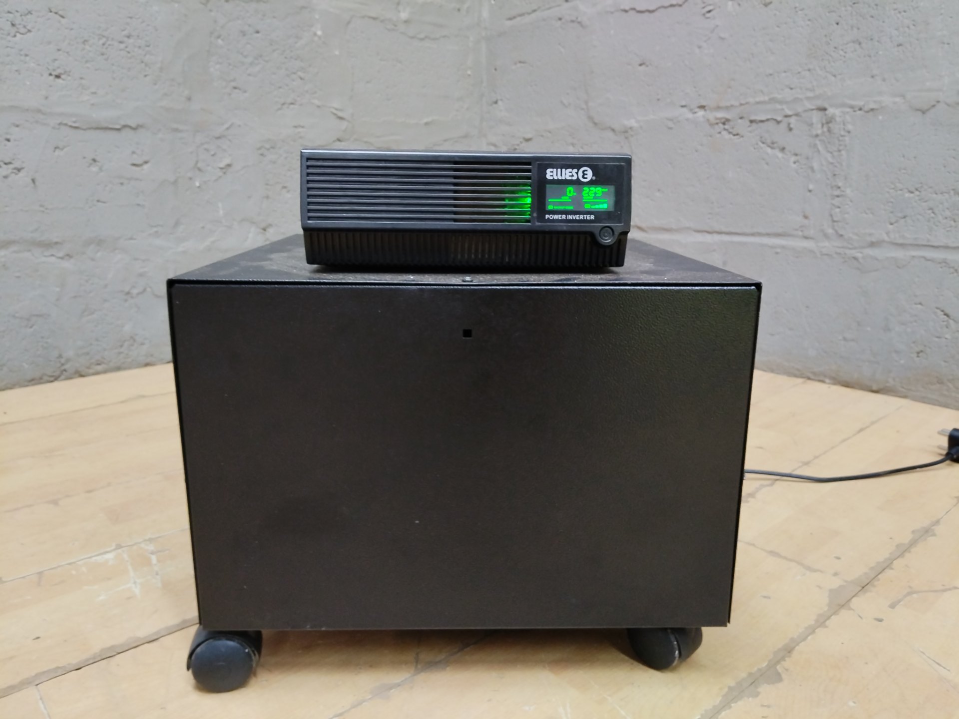 Ellies Power Inverter/UPS (Model FBI2400W) with Battery Cabinet — Display Powers On, Needs Battery Replacement