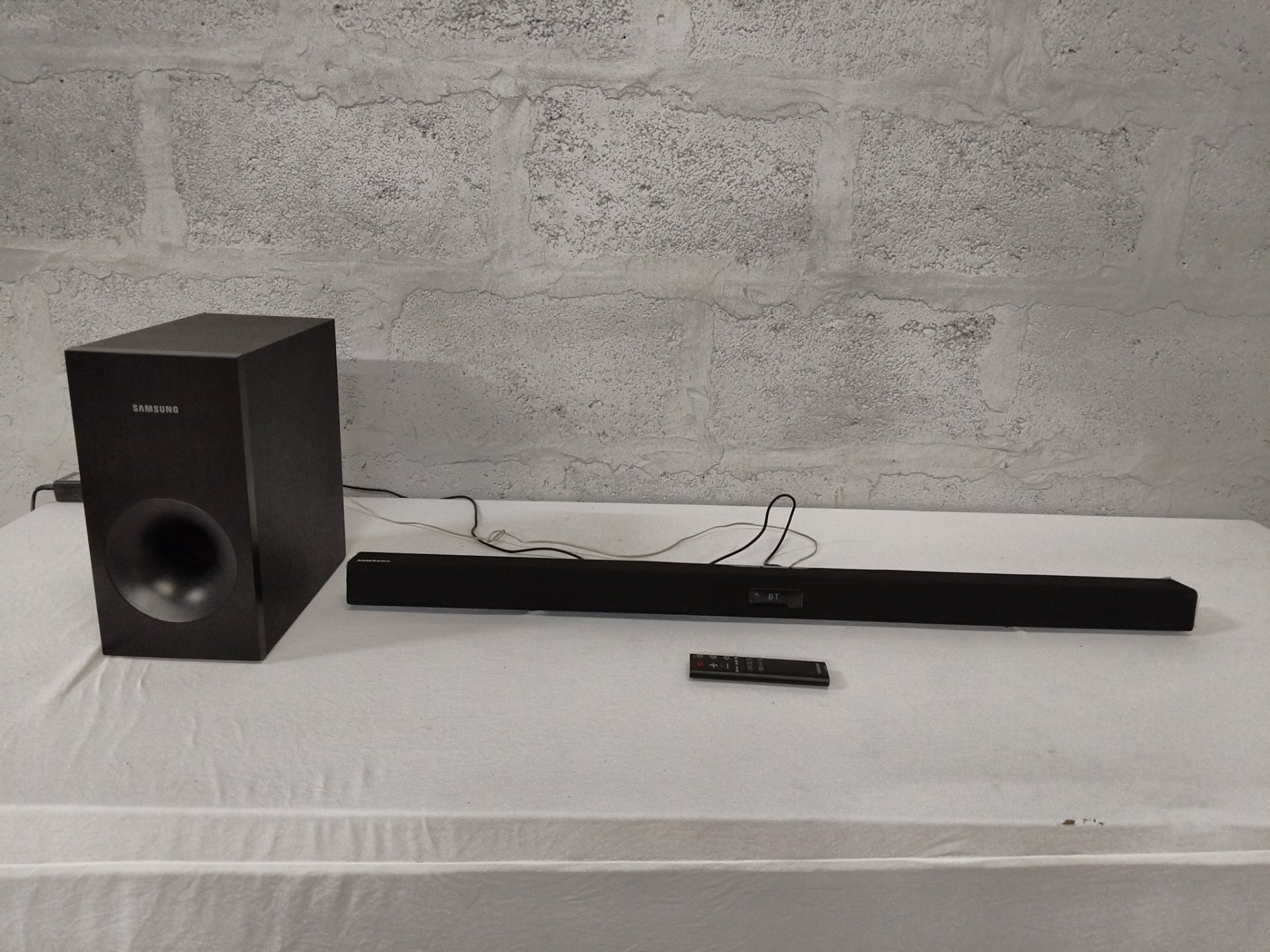 Samsung HW-J355 soundbar + powered subwoofer, remote & cables — tested working, used