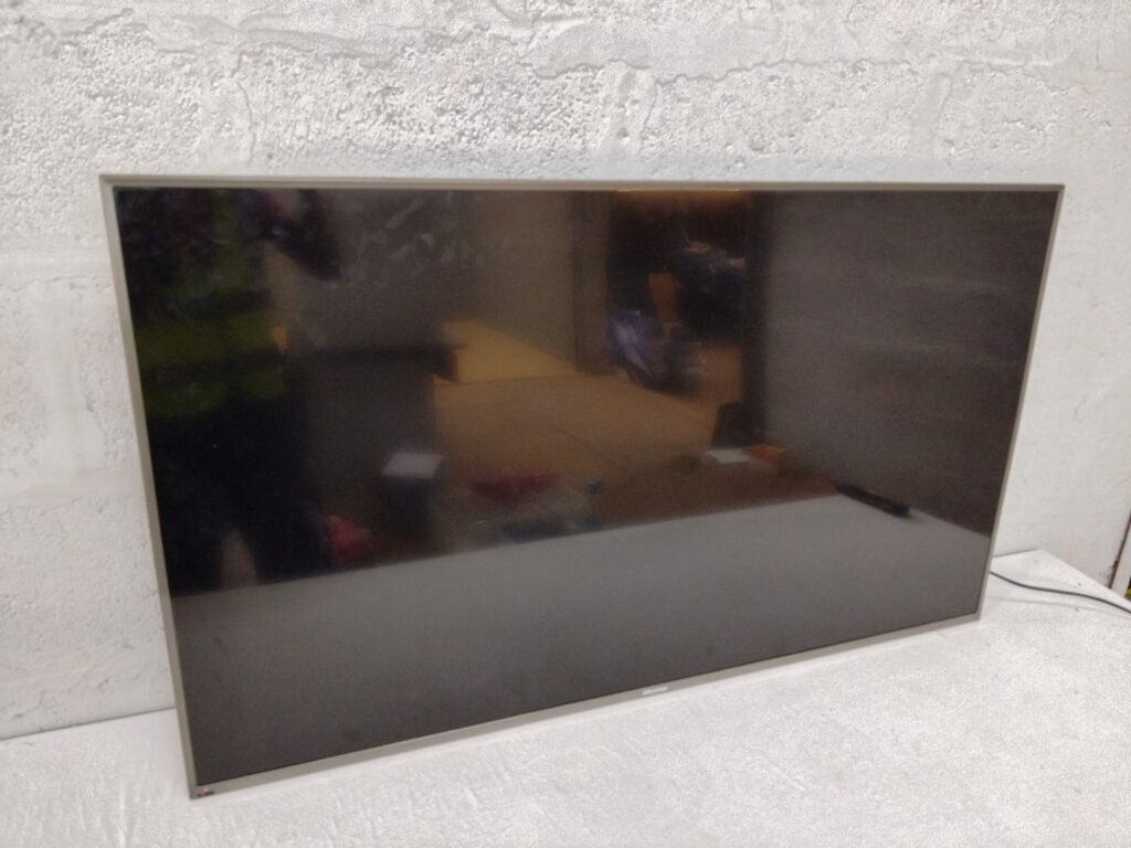Hisense LED Backlight TV — model 55K321UW (label visible) — powers on but screen blank