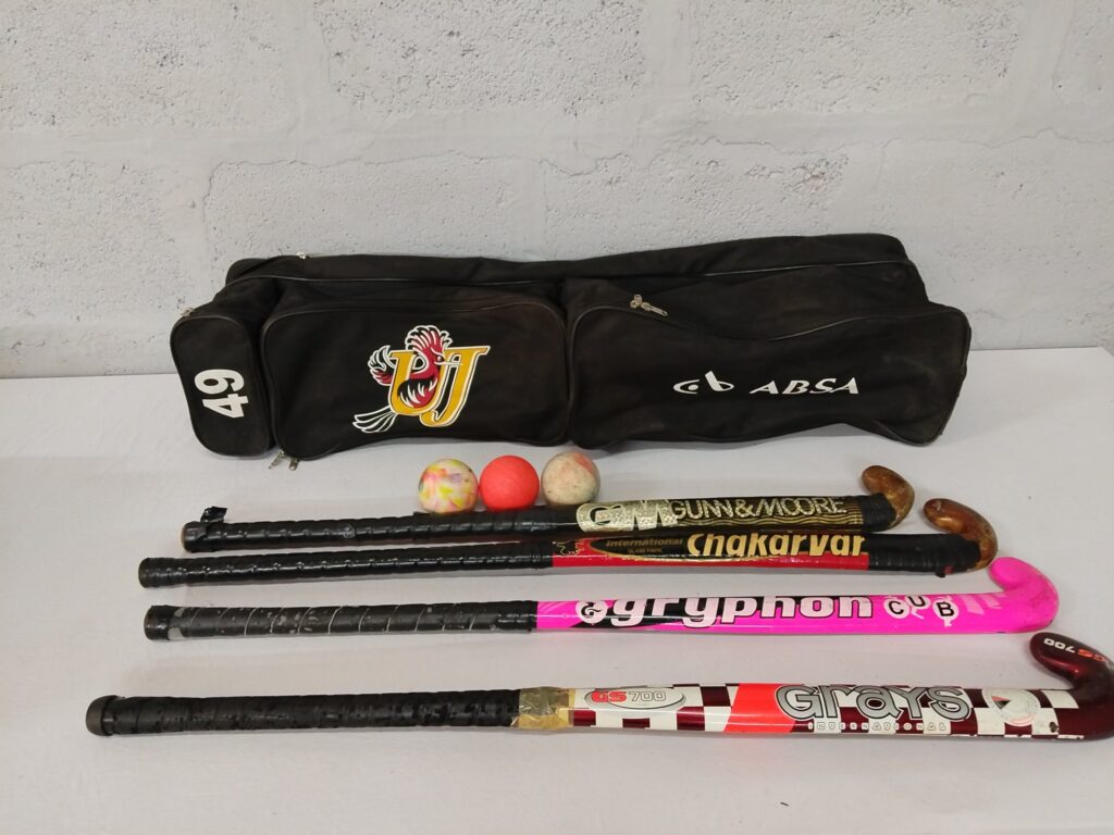 Mixed lot: 5 used field hockey sticks (Grays, Gryphon, Gunn & Moore, Chakavvar), 3 practice balls & ABSA carry bag