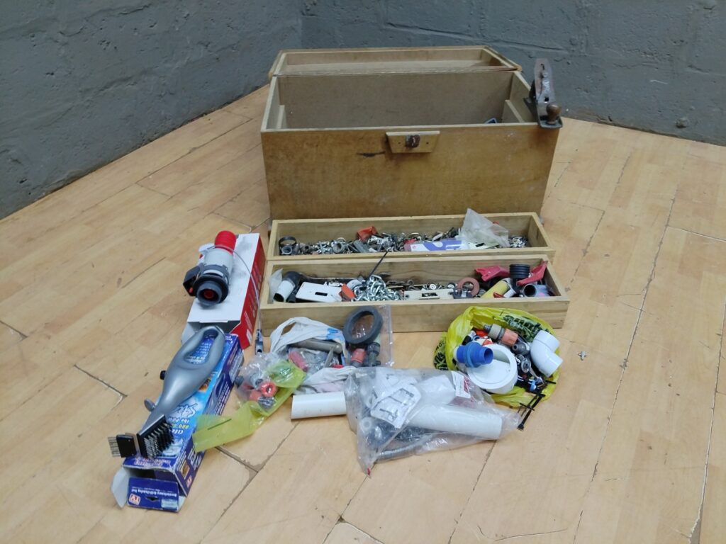 Job lot: Wooden toolbox with approx. 100 plumbing fittings, fasteners & small tools