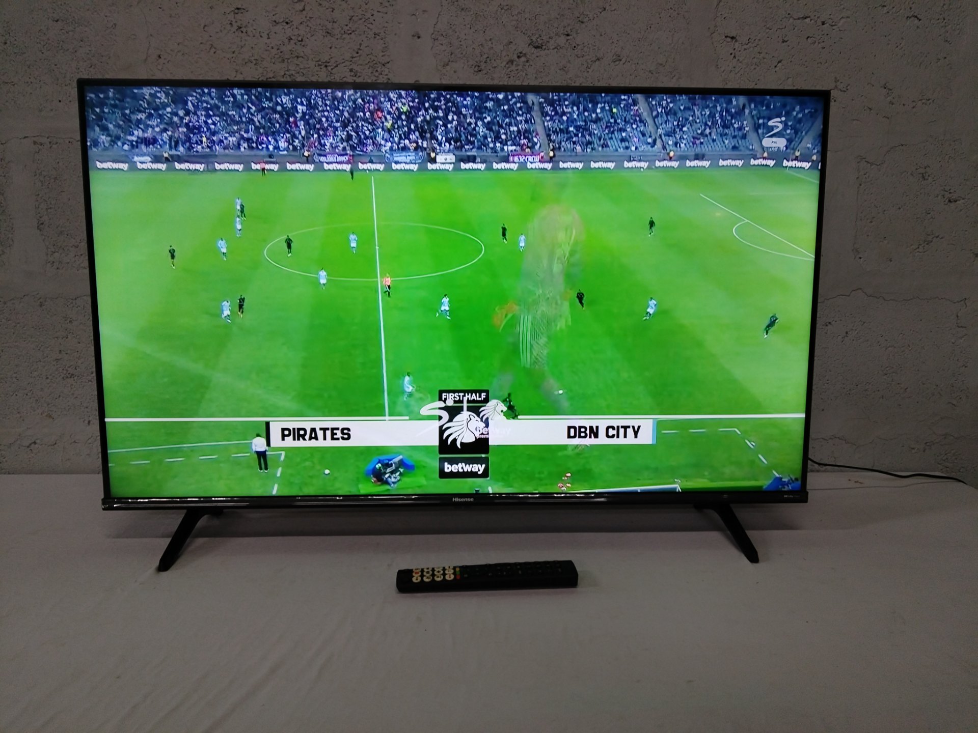 Hisense 43A6K 43″ LED TV – powers on, remote, power cable & stands included