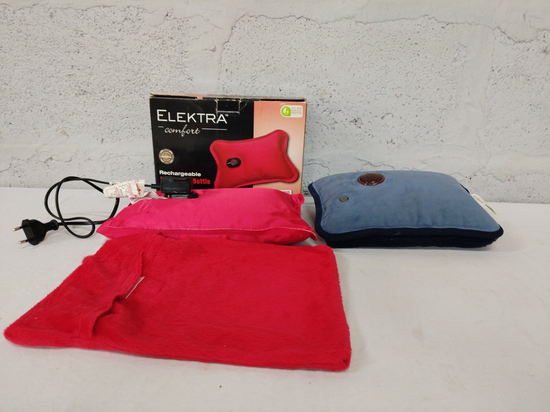 Lot: Elektra Comfort rechargeable hot water pads (two pads, covers, chargers + box) – Model 2501, 230V 450W