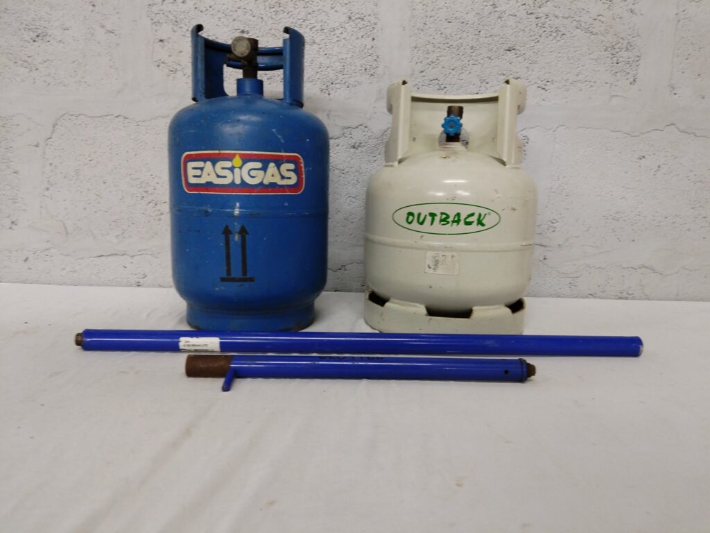 Lot: 2 LPG cylinders (EASIGAS 6.0kg blue + OUTBACK 4kg white) + blue poles / regulator — contains gas, tested