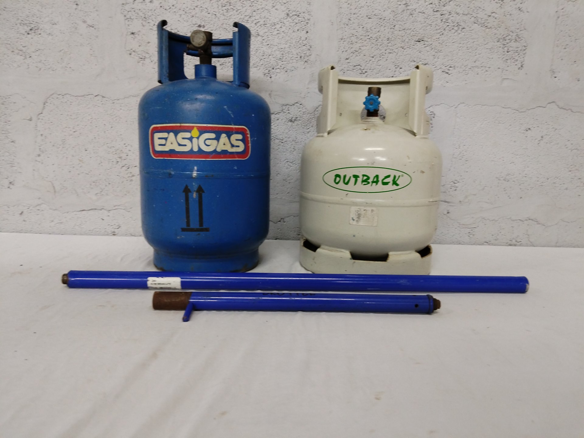 Lot: 2 LPG cylinders (EASIGAS 6.0kg blue + OUTBACK 4kg white) + blue poles / regulator — contains gas, tested