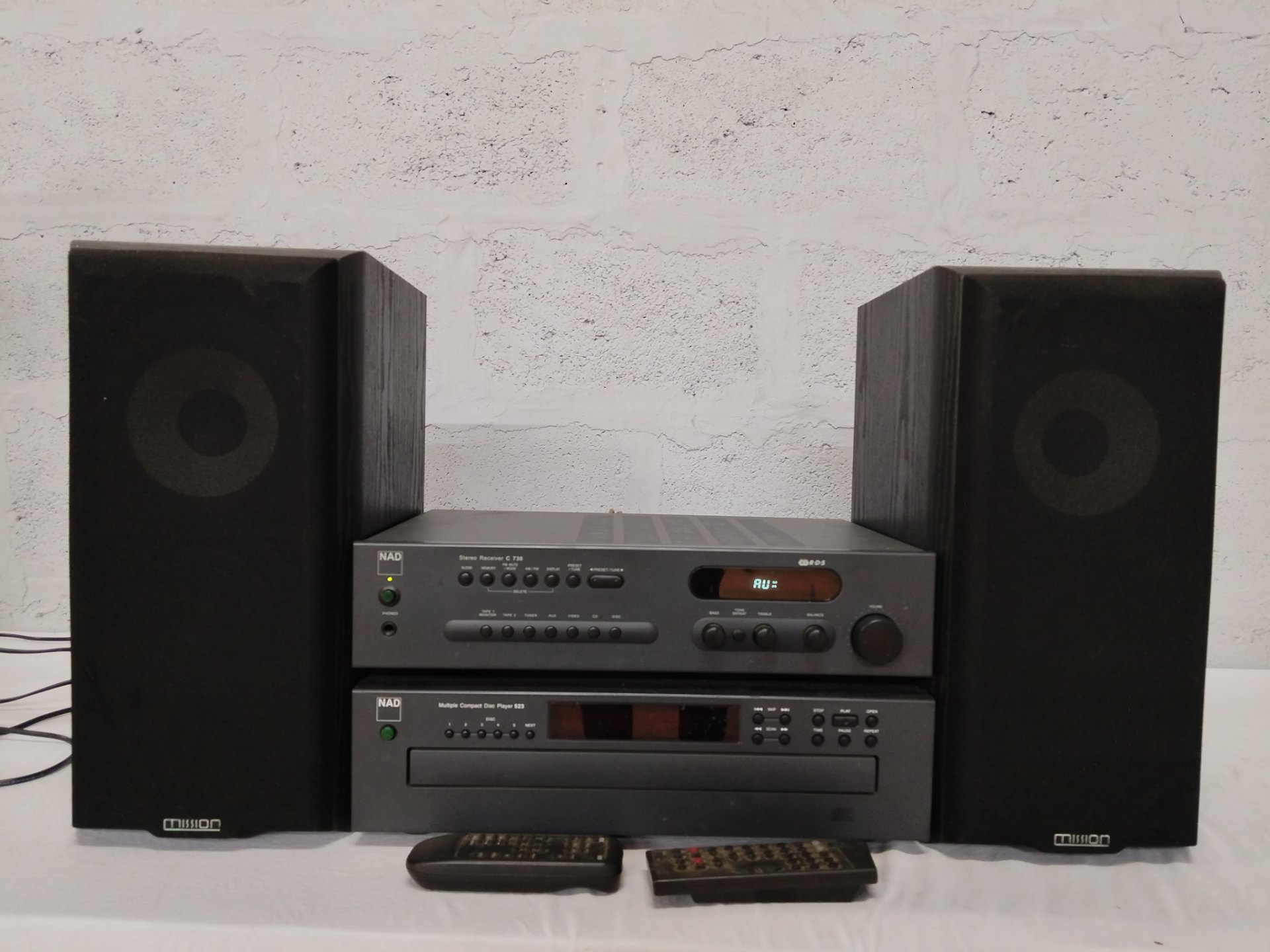 NAD C730 receiver + NAD 523 CD player with Mission 701 bookshelf speakers — tested & working