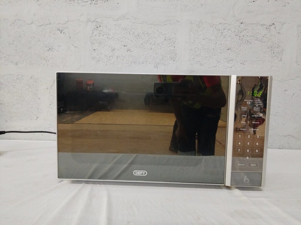 DEFY DMO 390 900W Countertop Microwave — Display Powers On, Glass Turntable Included, Heavy Interior Staining & Odour