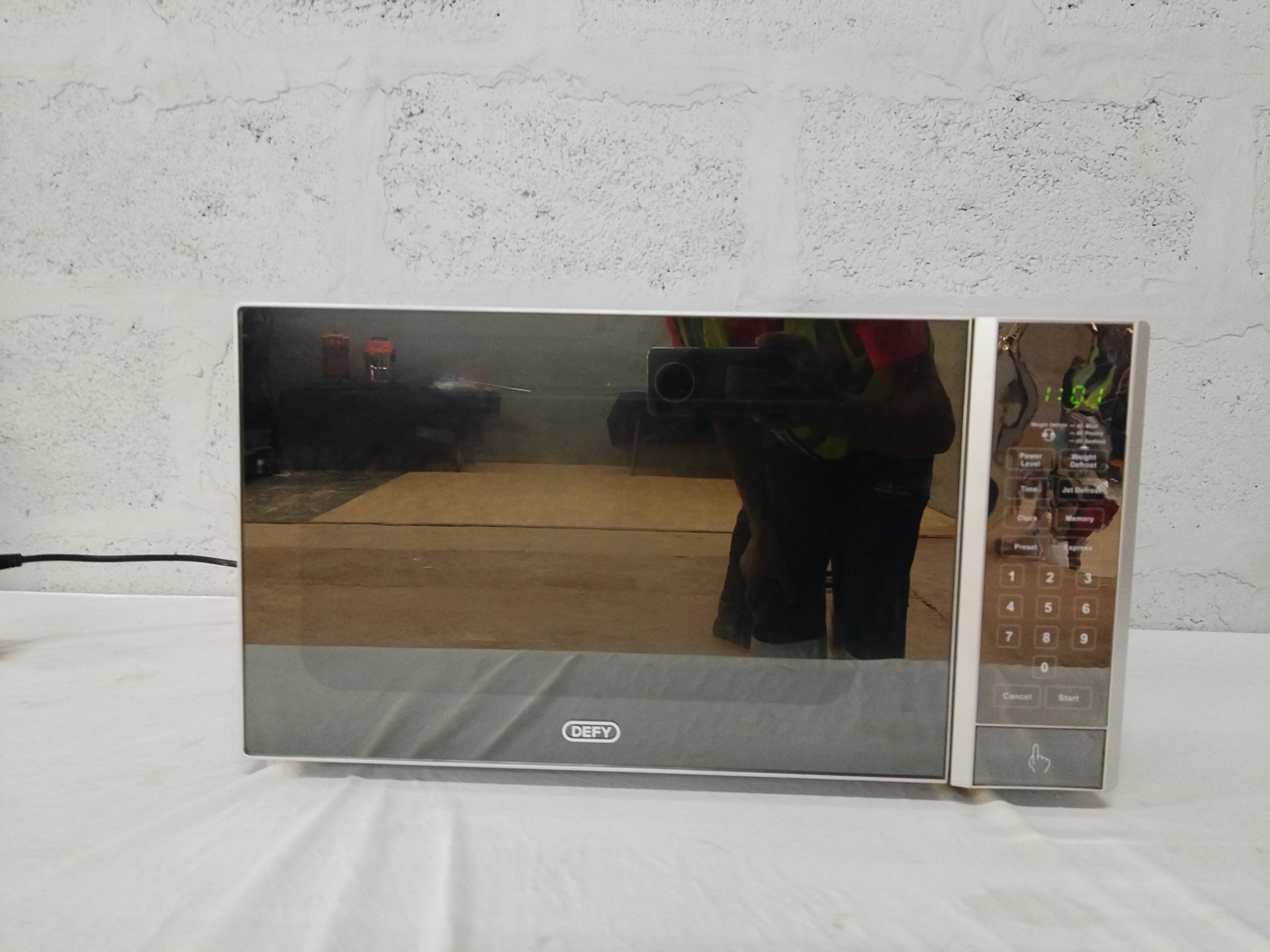 DEFY DMO 390 900W Countertop Microwave — Display Powers On, Glass Turntable Included, Heavy Interior Staining & Odour