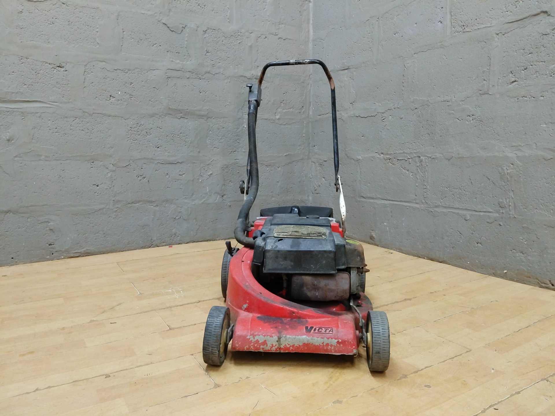 Victa petrol push lawn mower — tested working; heavy rust, detached grass catcher