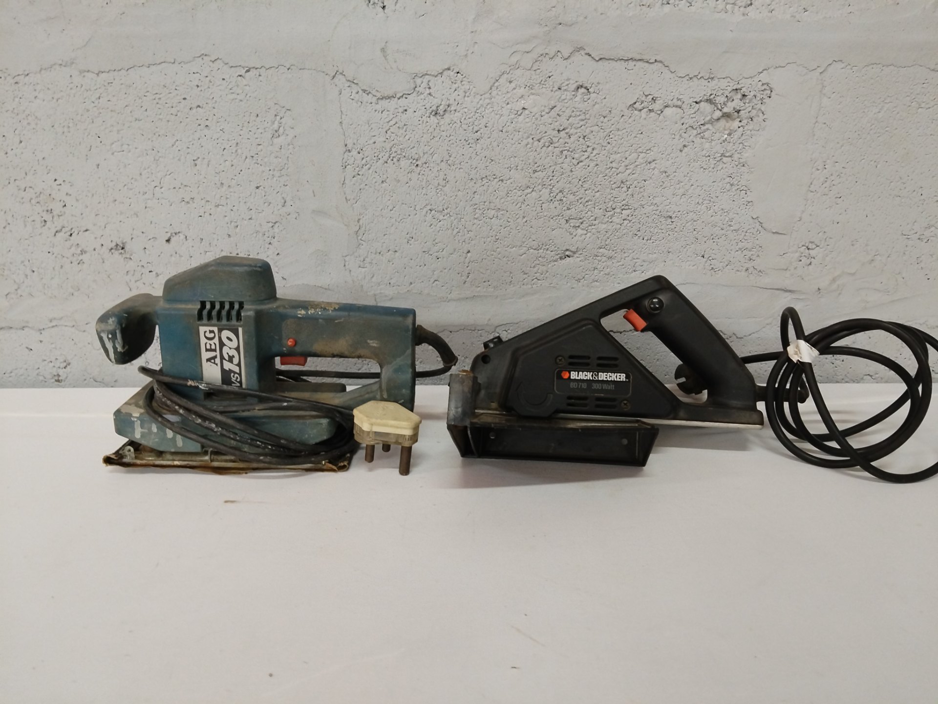 Lot: 2 x Corded Hand Power Tools — AEG VS130 & Black & Decker BD710 (used, working)