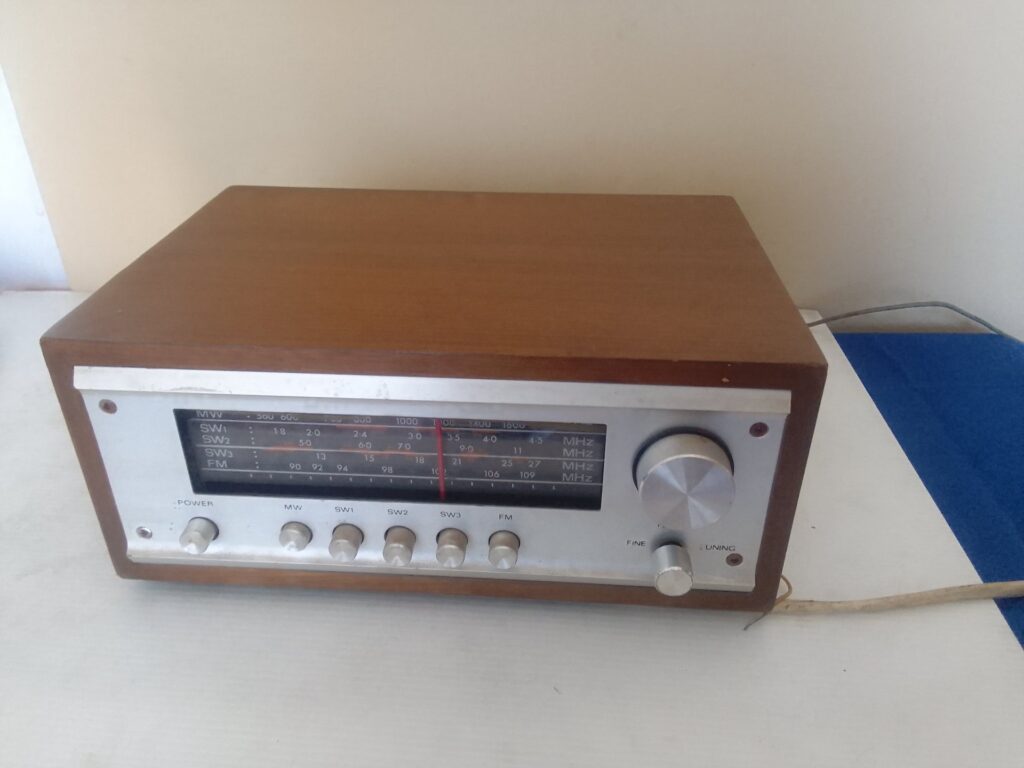 Vintage wooden tabletop radio receiver – wood case, analogue dial, not working (plug/cable missing)