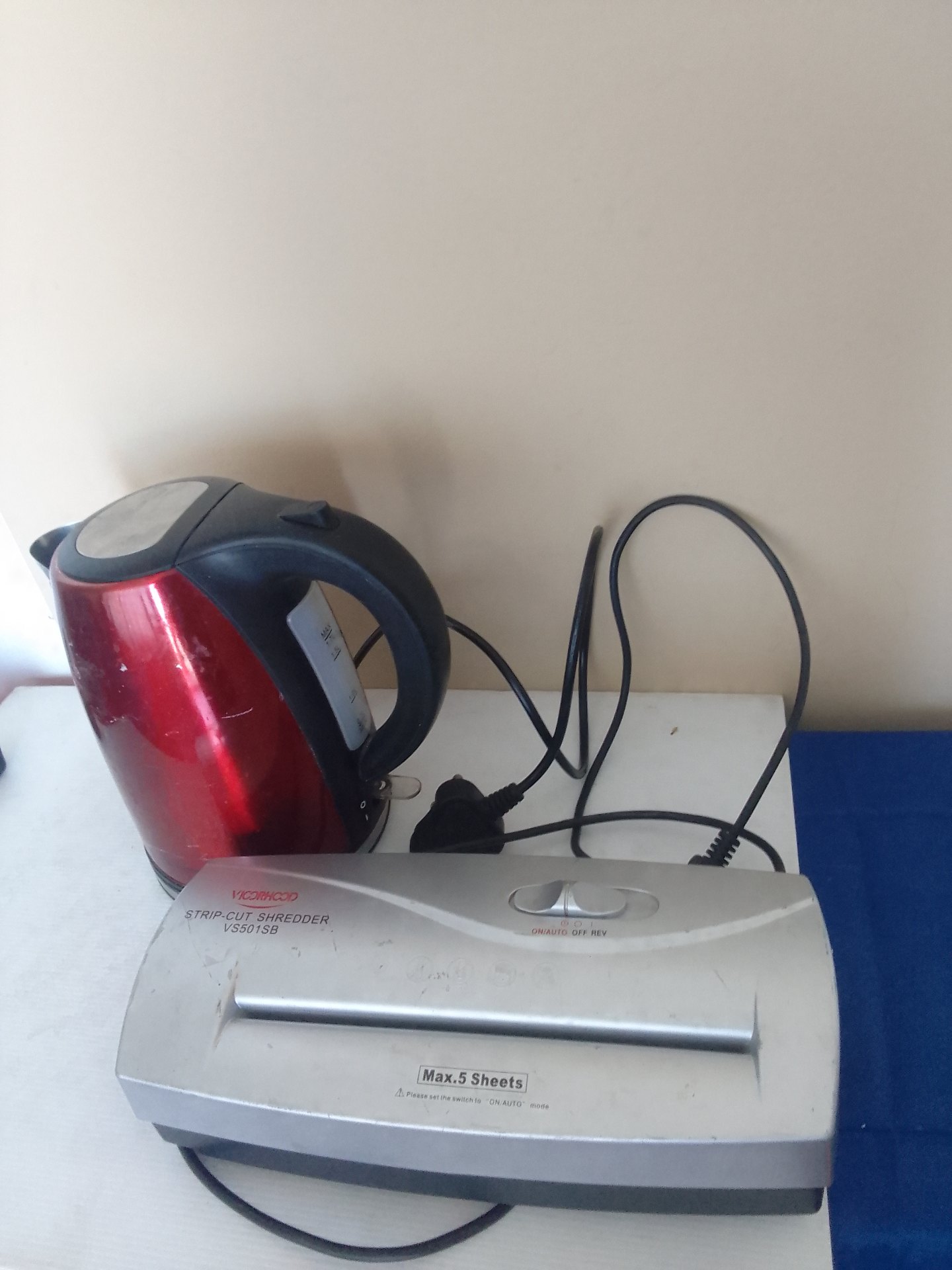 Mixed lot — Red electric kettle (not working) + Strip‑cut shredder VS501SB (needs attention)