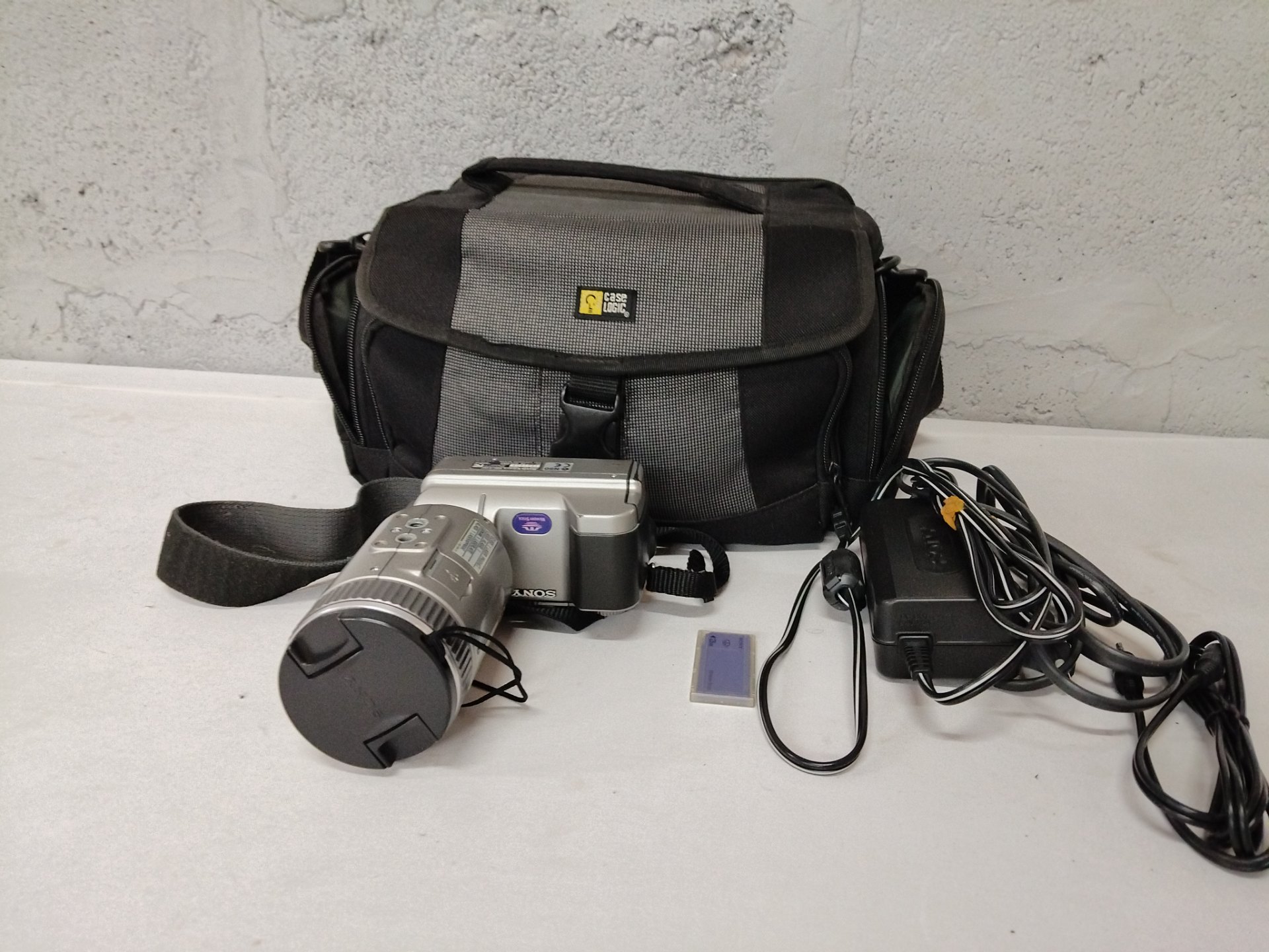 Sony DSC-F707 digital still camera (Carl Zeiss Vario-Sonnar) with charger, battery, cables and Case Logic bag