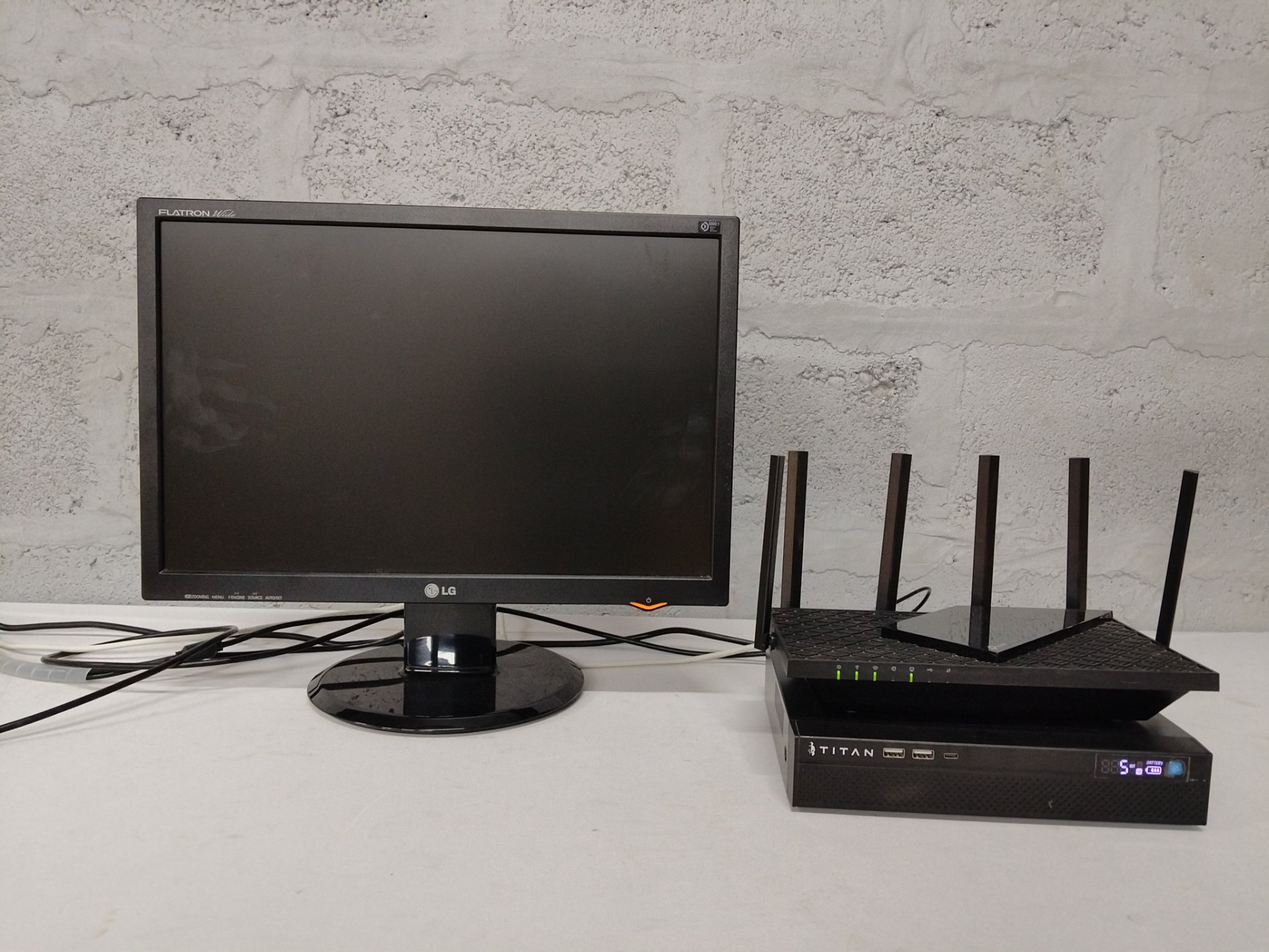 Lot: LG Flatron L206WTQ monitor + TP‑Link Archer AX73 (AX5400 Wi‑Fi6) router + TITAN TTT‑NPS8012 mini UPS — tested working