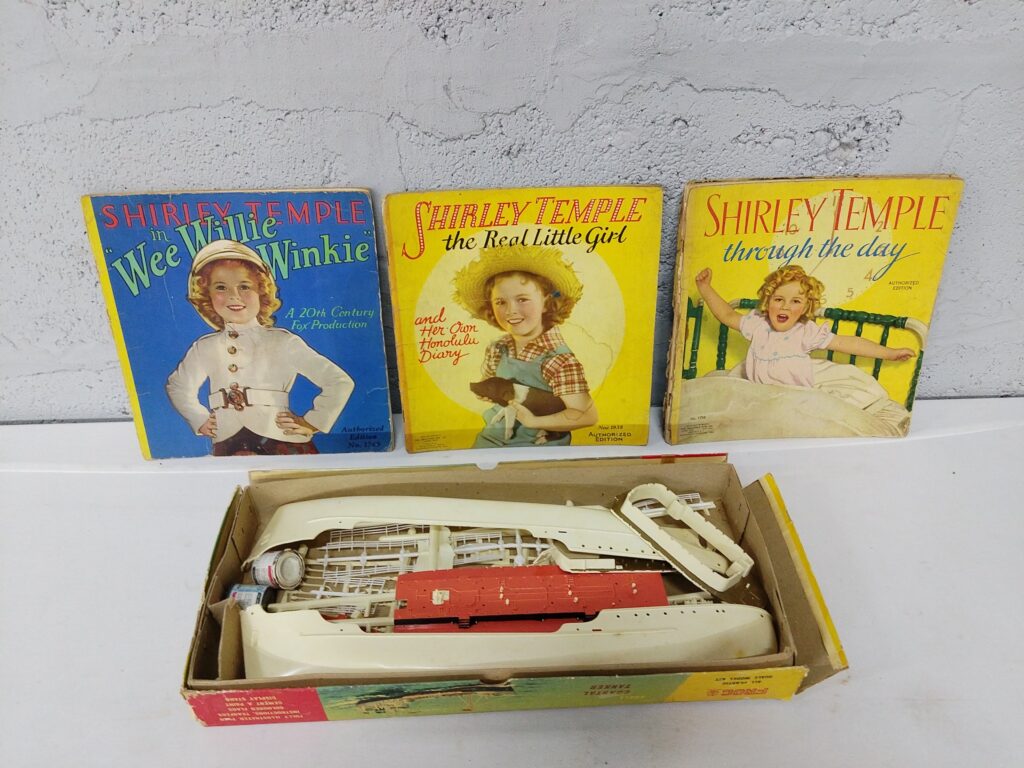 Mixed lot: 3 Shirley Temple paper booklets + FROG ‘Shell-BP Coastal Tanker’ plastic model (box with loose parts)