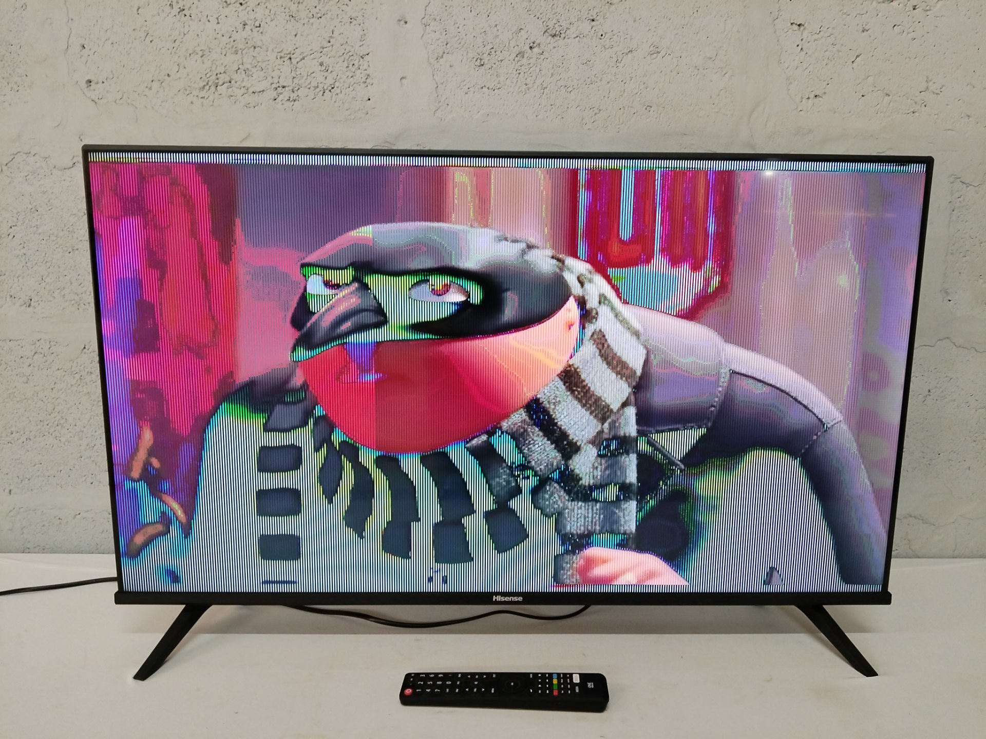 Hisense TV (Model 40A4K) – Powers on   — remote, stands & power lead included