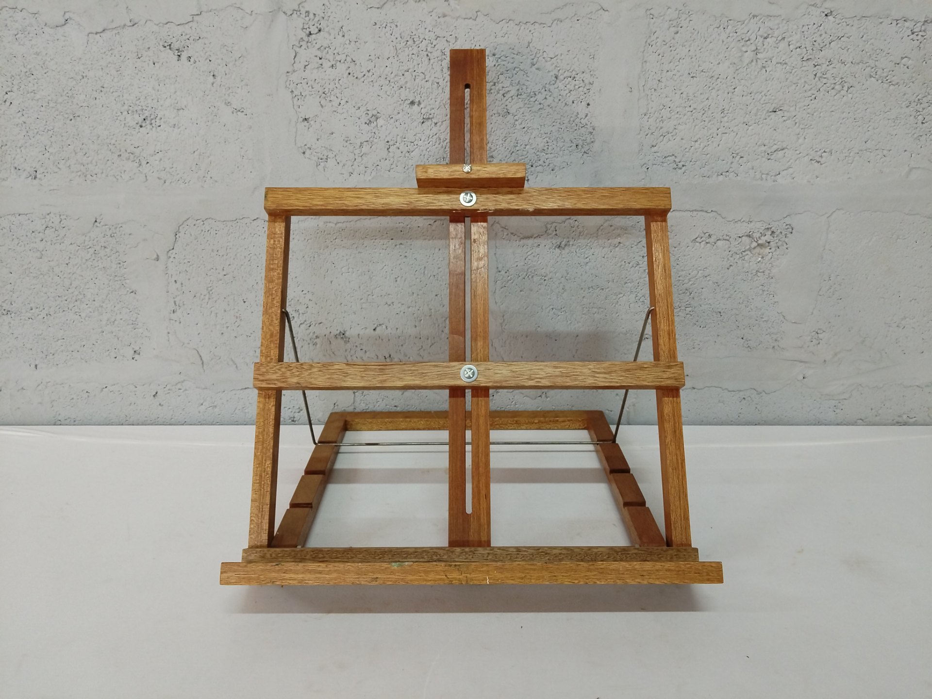 Wooden tabletop artist easel – adjustable top clamp, holds up to 46 cm canvas