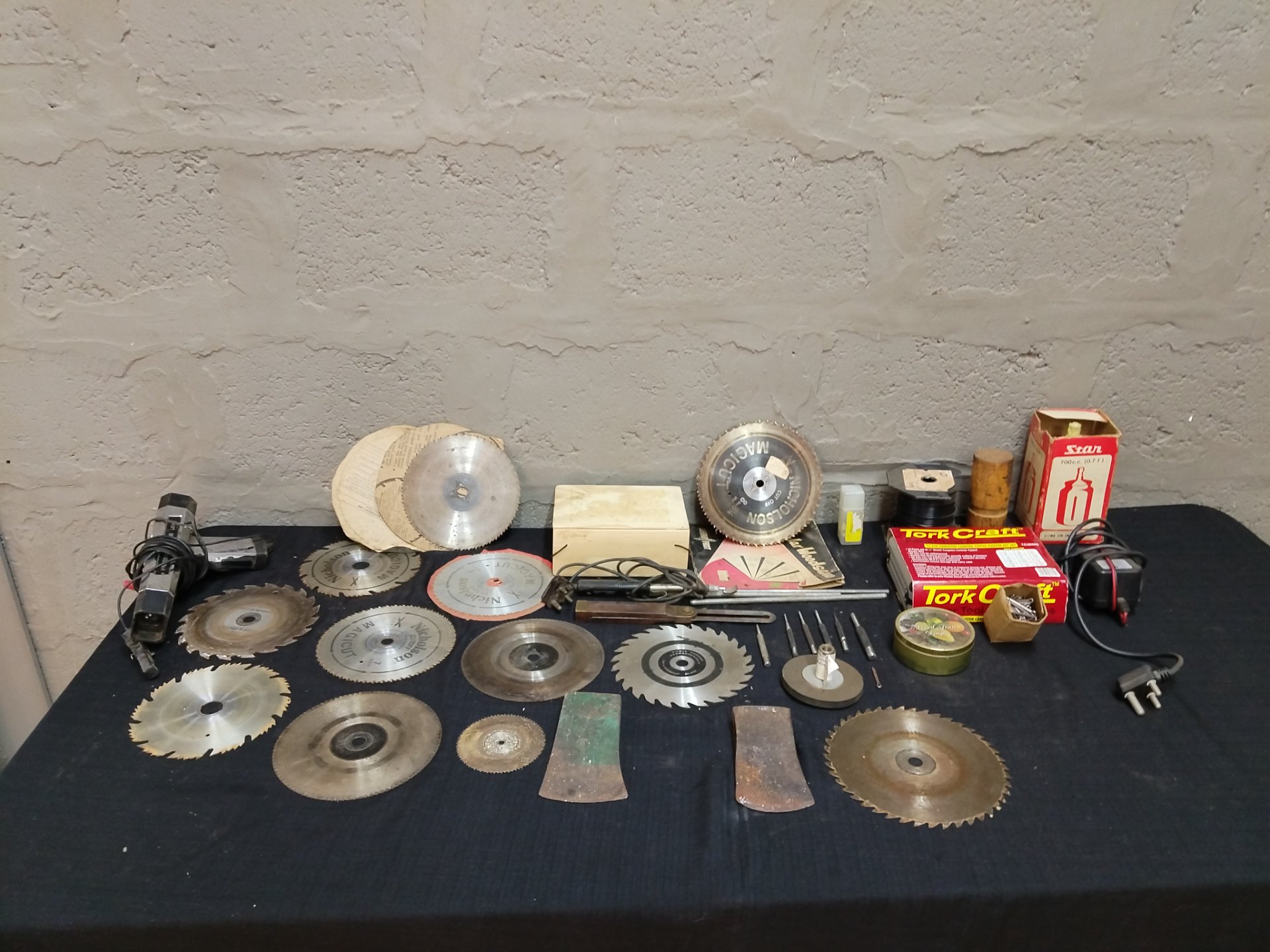 Mixed lot of assorted circular saw blades, cutting discs & small power-tool accessories (approx. 26 items)