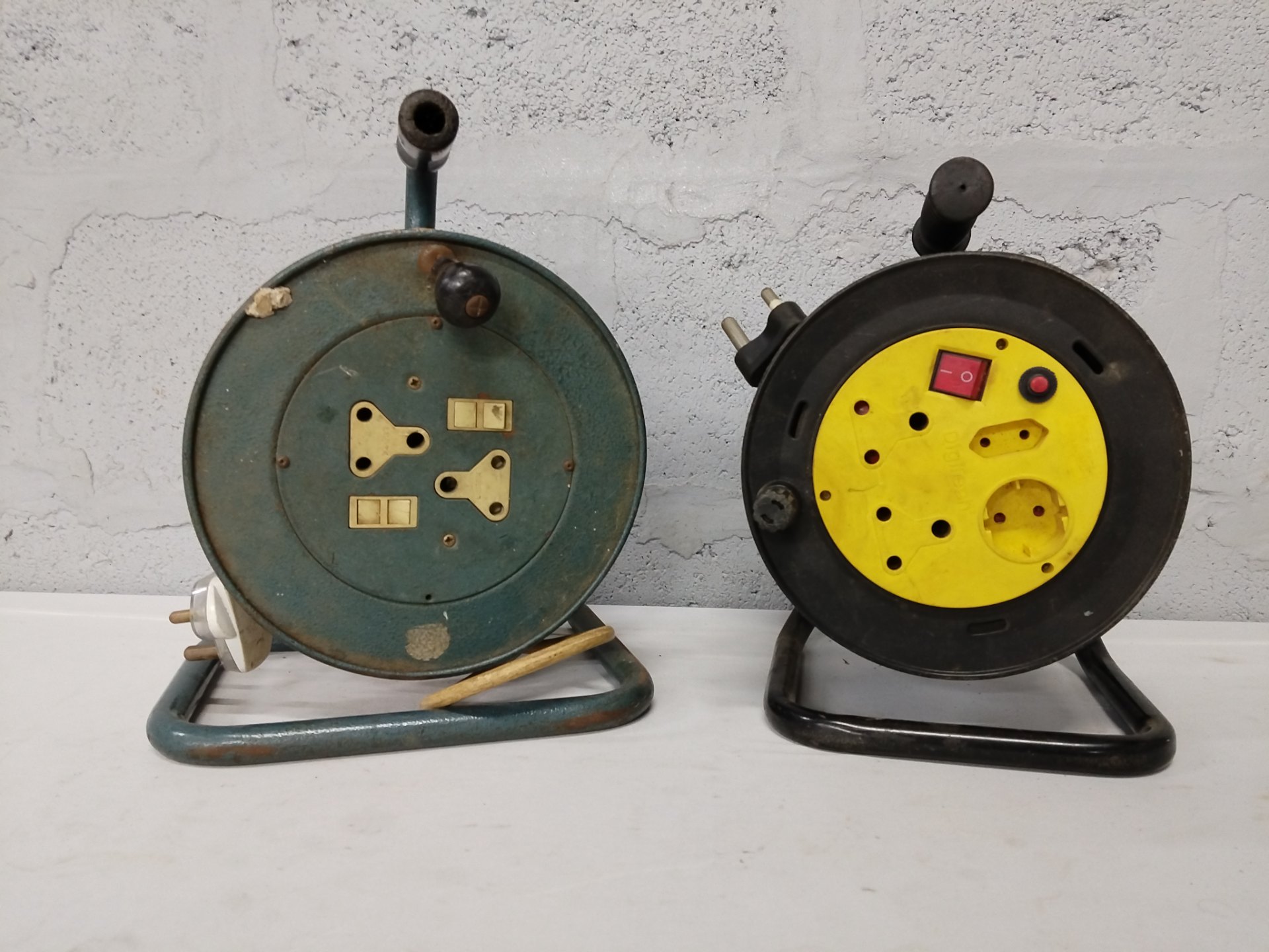 Lot of 2 Extension Cable Reels — Metal green reel + Black/Yellow plastic reel (tested working)
