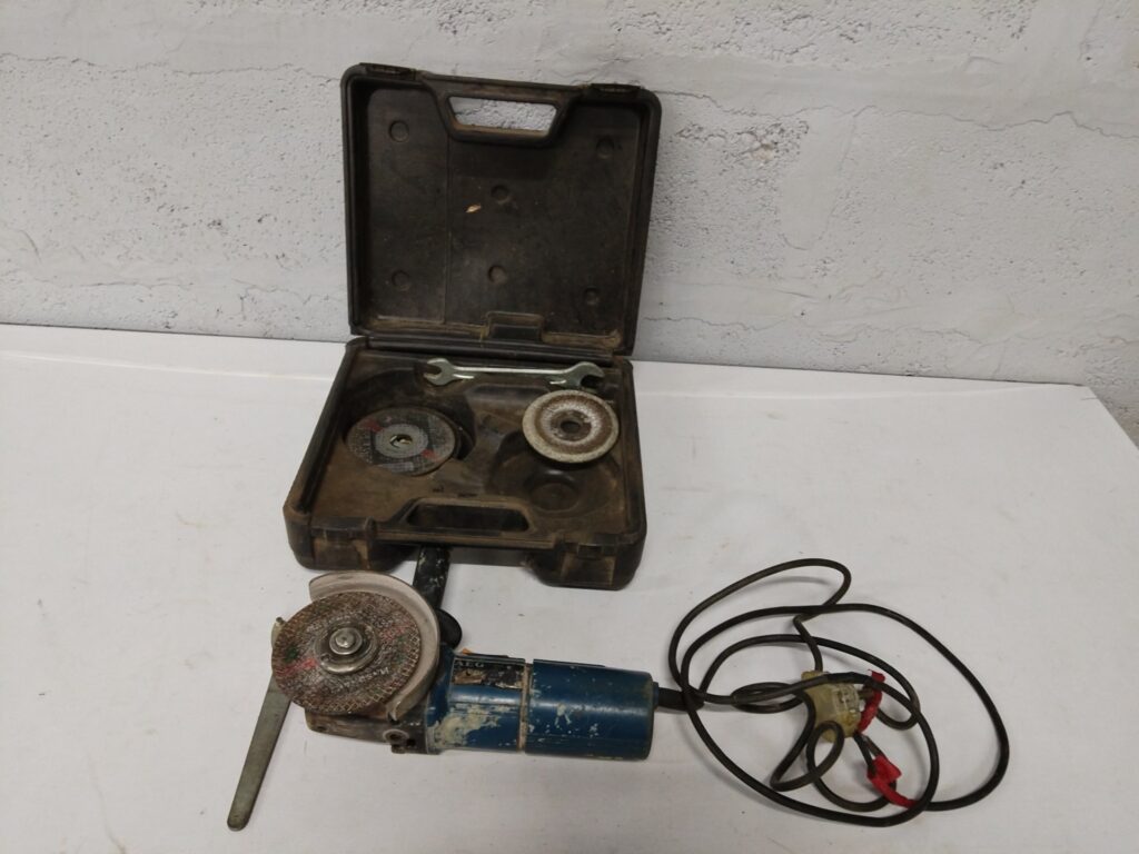 AEG WSL 115 Angle Grinder with Case, Side Handle & Discs – Used, Working