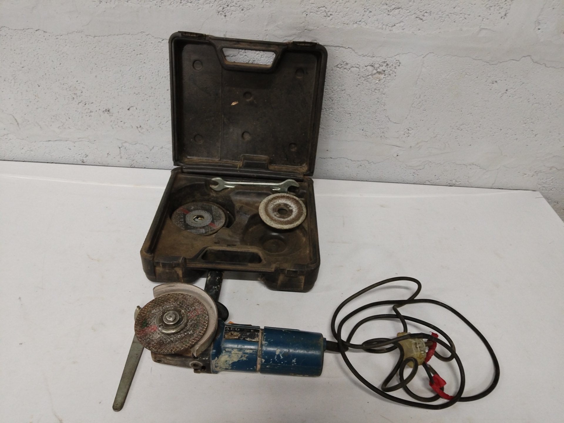 AEG WSL 115 Angle Grinder with Case, Side Handle & Discs – Used, Working