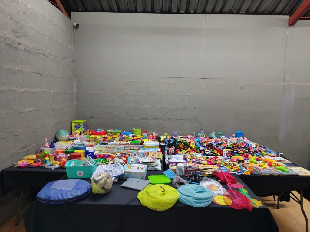 Bulk mixed children’s toys, puzzles & books — assorted pre-owned lot (est. 150 pcs)