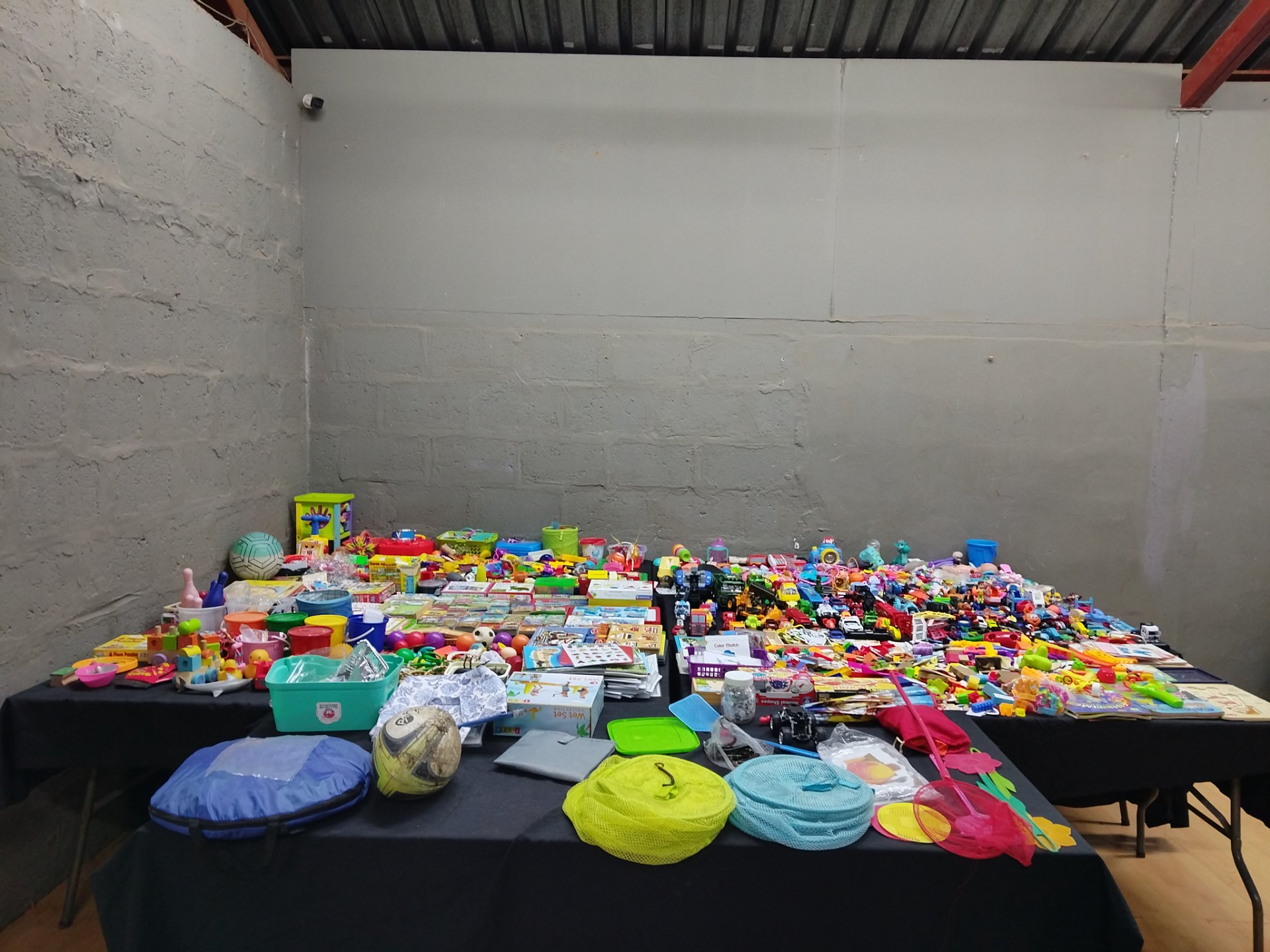 Bulk mixed children’s toys, puzzles & books — assorted pre-owned lot (est. 150 pcs)