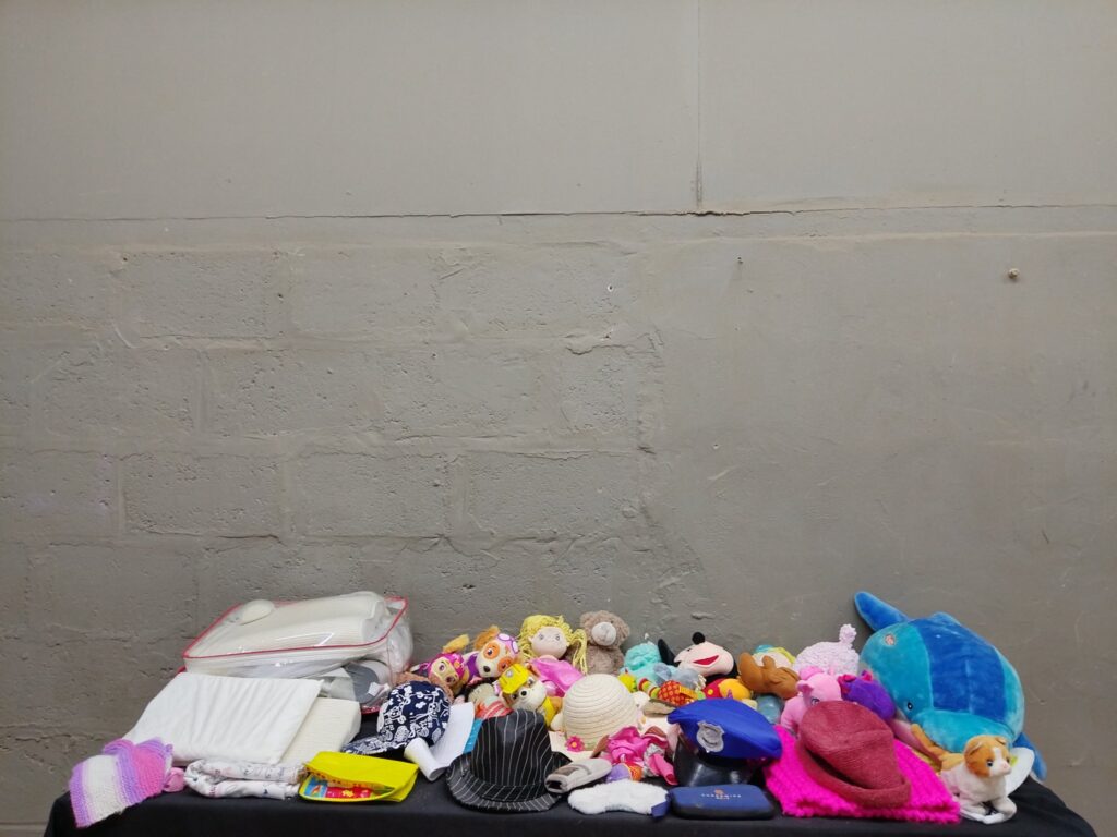 Mixed lot — children’s plush toys, hats & textiles (approx. 23 pieces) — used