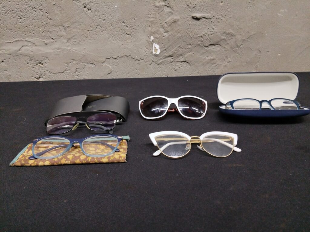 Mixed lot of 5 eyeglasses & sunglasses – assorted frames, 2 cases, cleaning cloth, used