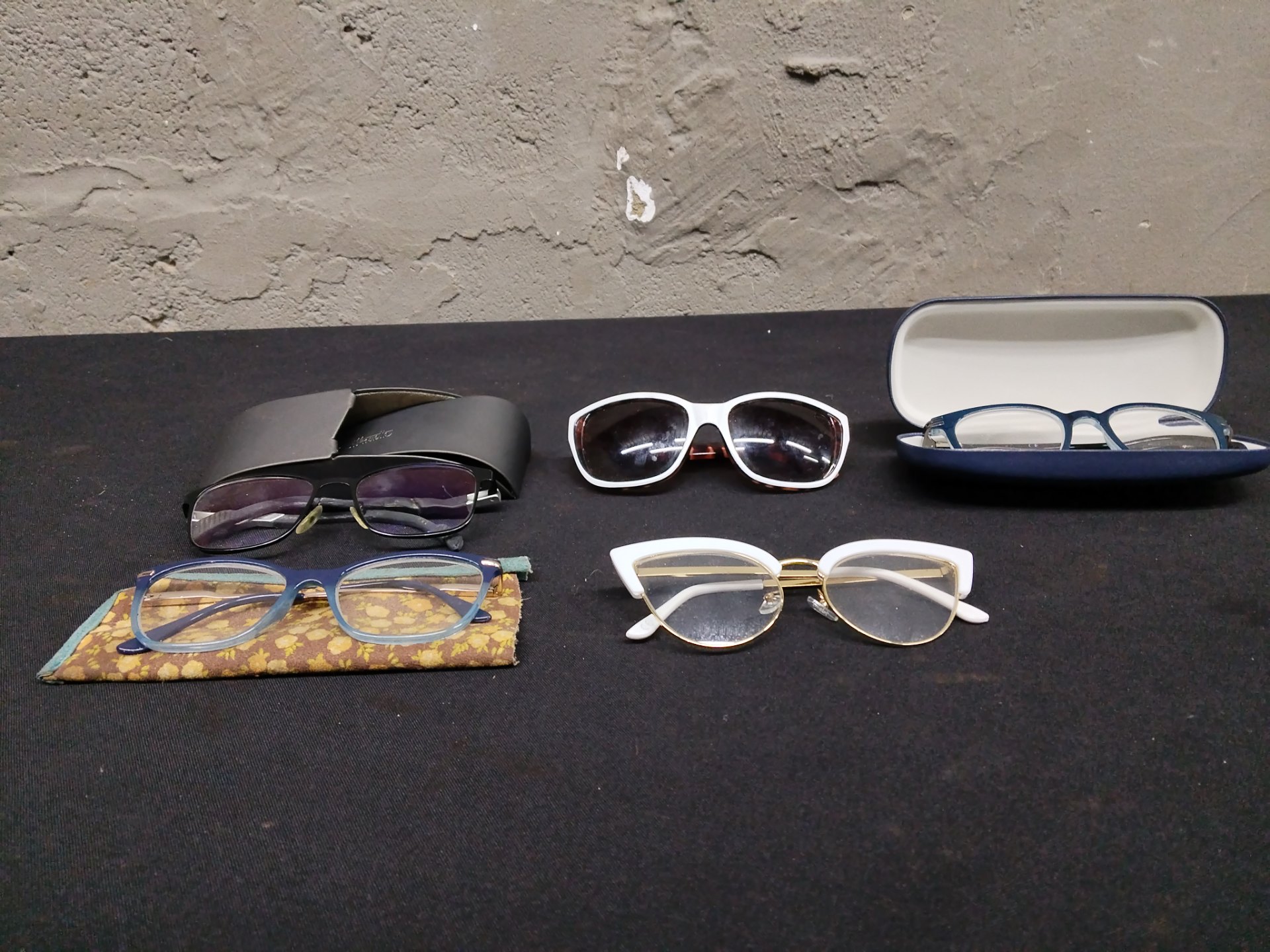Mixed lot of 5 eyeglasses & sunglasses – assorted frames, 2 cases, cleaning cloth, used