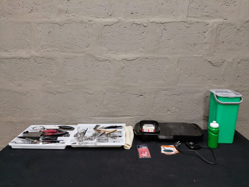 Mixed kitchen utensil & accessories lot with electric grill / hotplate — used, working