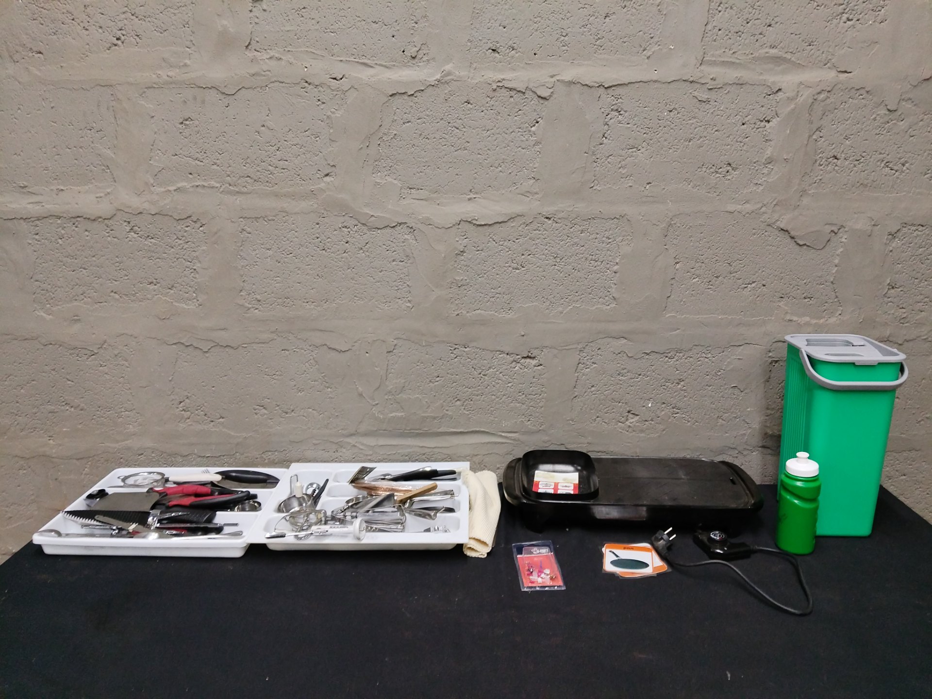 Mixed kitchen utensil & accessories lot with electric grill / hotplate — used, working