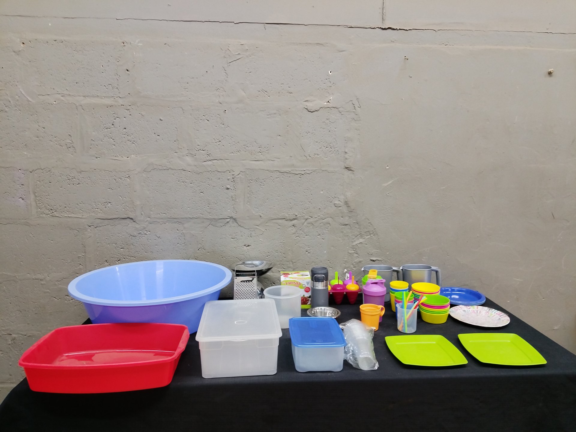 Lot: Mixed household kitchenware — plastic basins, storage boxes, colourful plates & cups, graters, stainless bowls + boxed Twista pull chopper