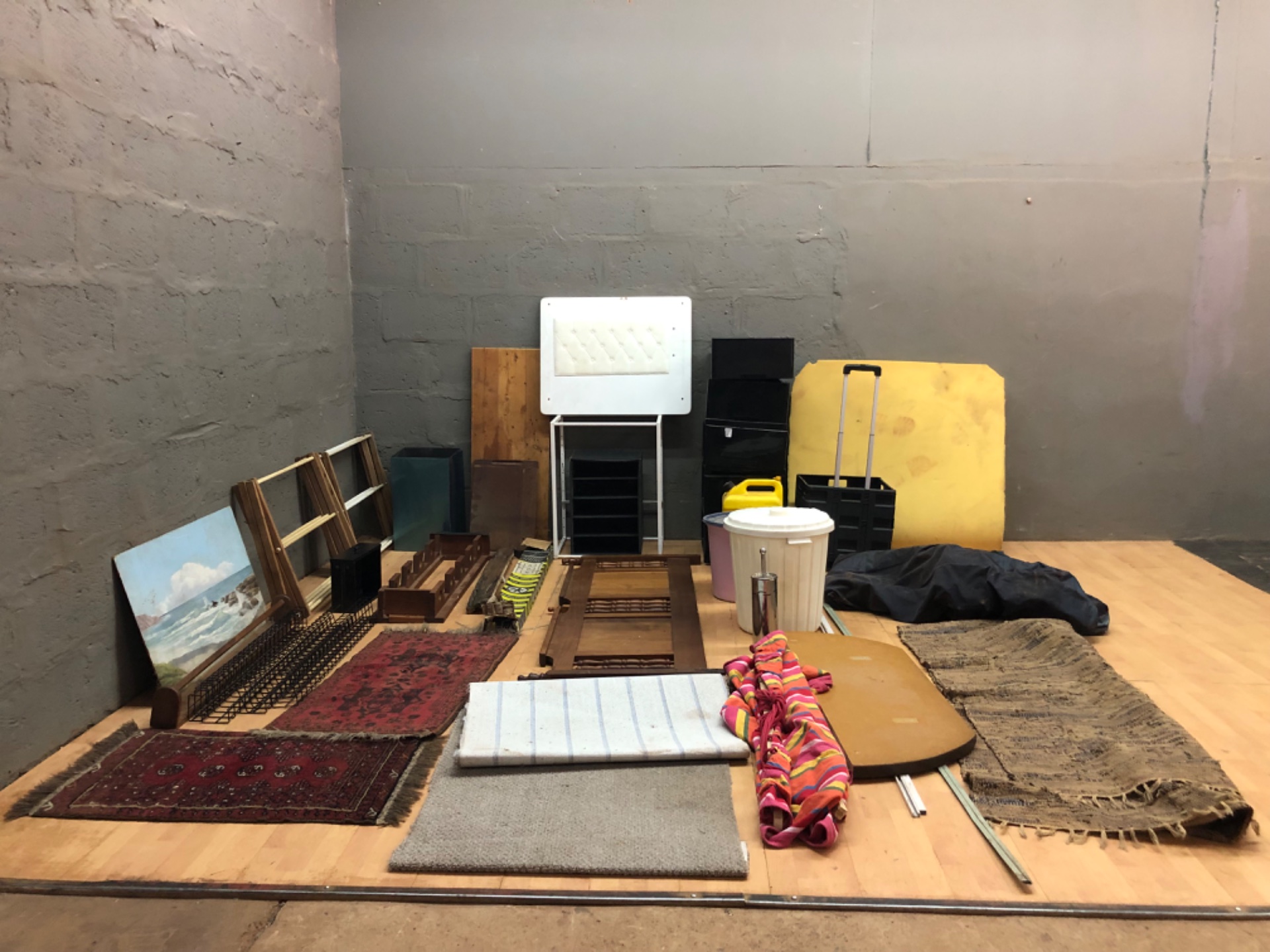 Mixed household lot — small rugs, disassembled wooden bed parts, crates & homewares (approx 20 items)