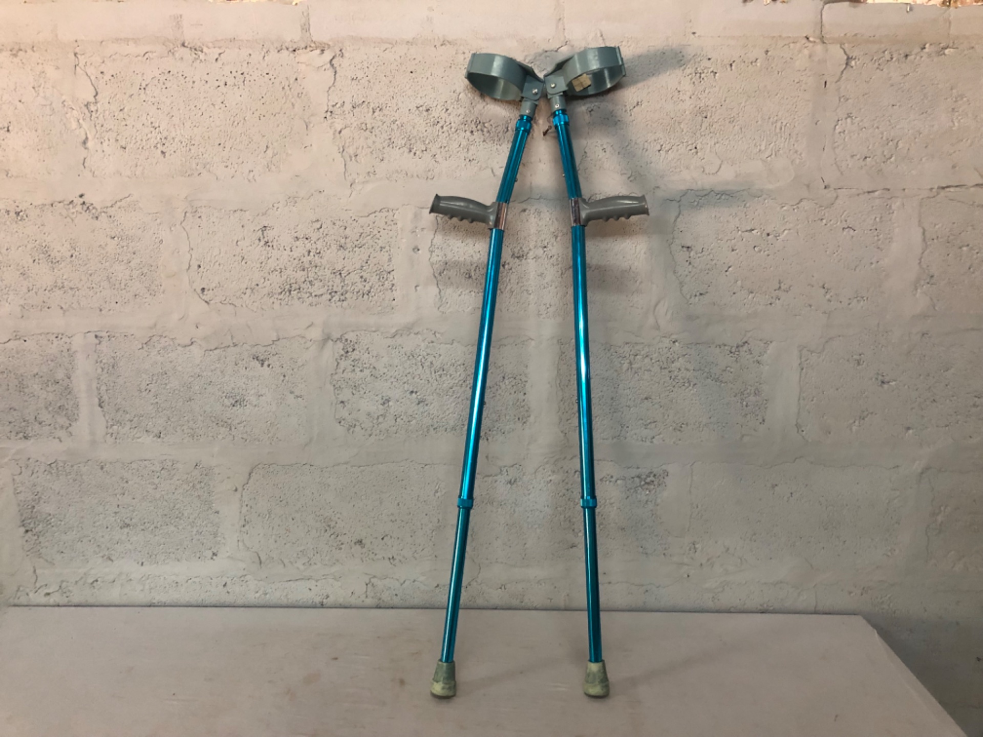 Pair of adjustable forearm (elbow) crutches — turquoise aluminium, adjustable to 129 cm