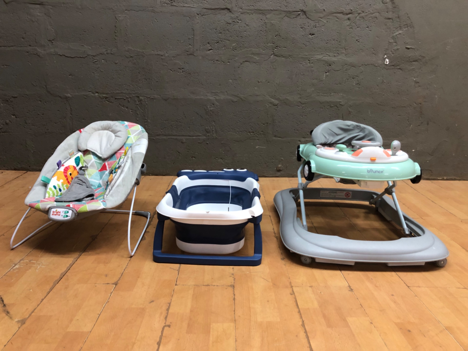 Lot: Bright Starts baby bouncer + folding bath + baby walker (working)