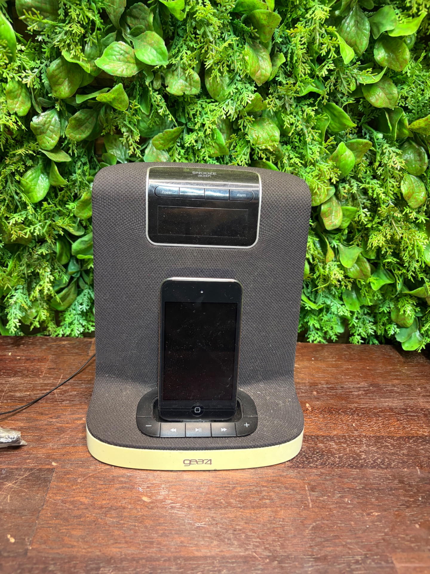 Gear4 iPhone/iPod Docking Speaker with iPod (30‑pin) — Untested, cosmetic wear