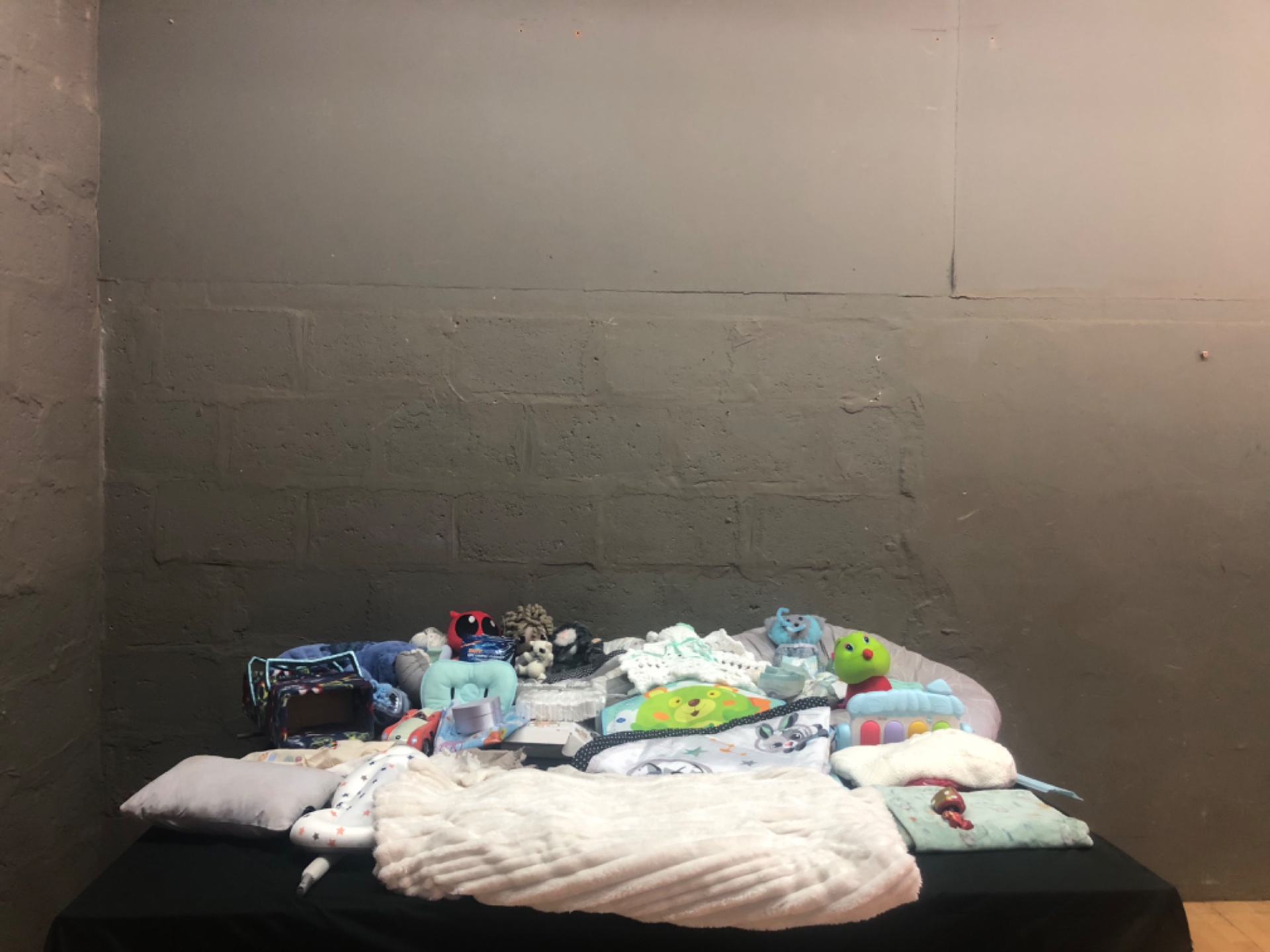 Mixed baby / nursery lot — blankets, cushions, plush toys, play mats, small toys (approx. 25 items)