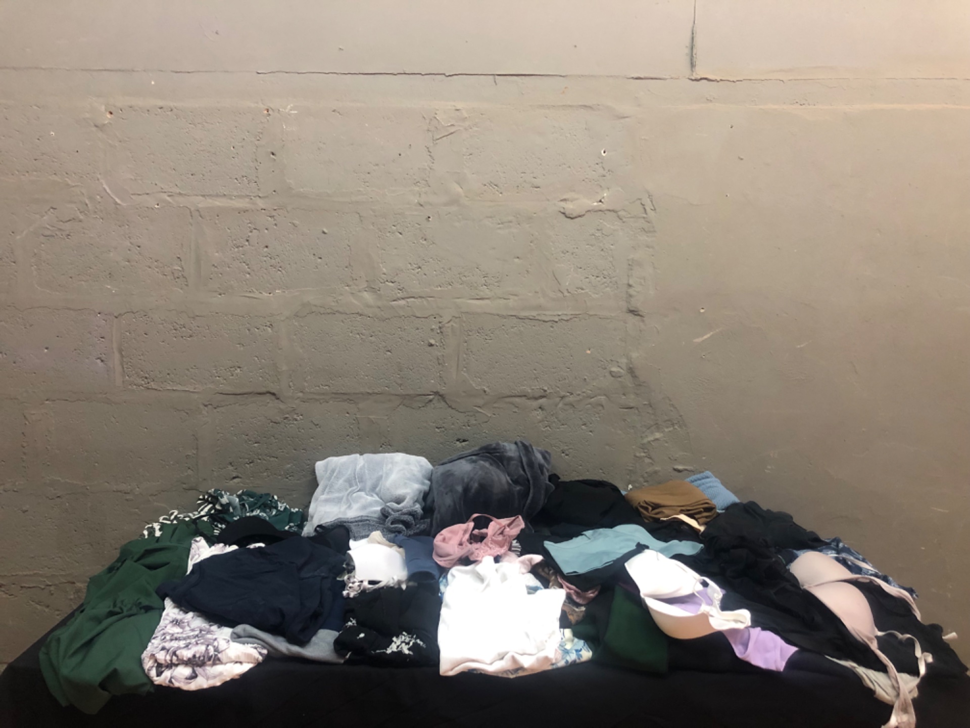 Lot of 25 pre-owned women’s clothing & bras — assorted tops, loungewear, leggings and plush throws (used)