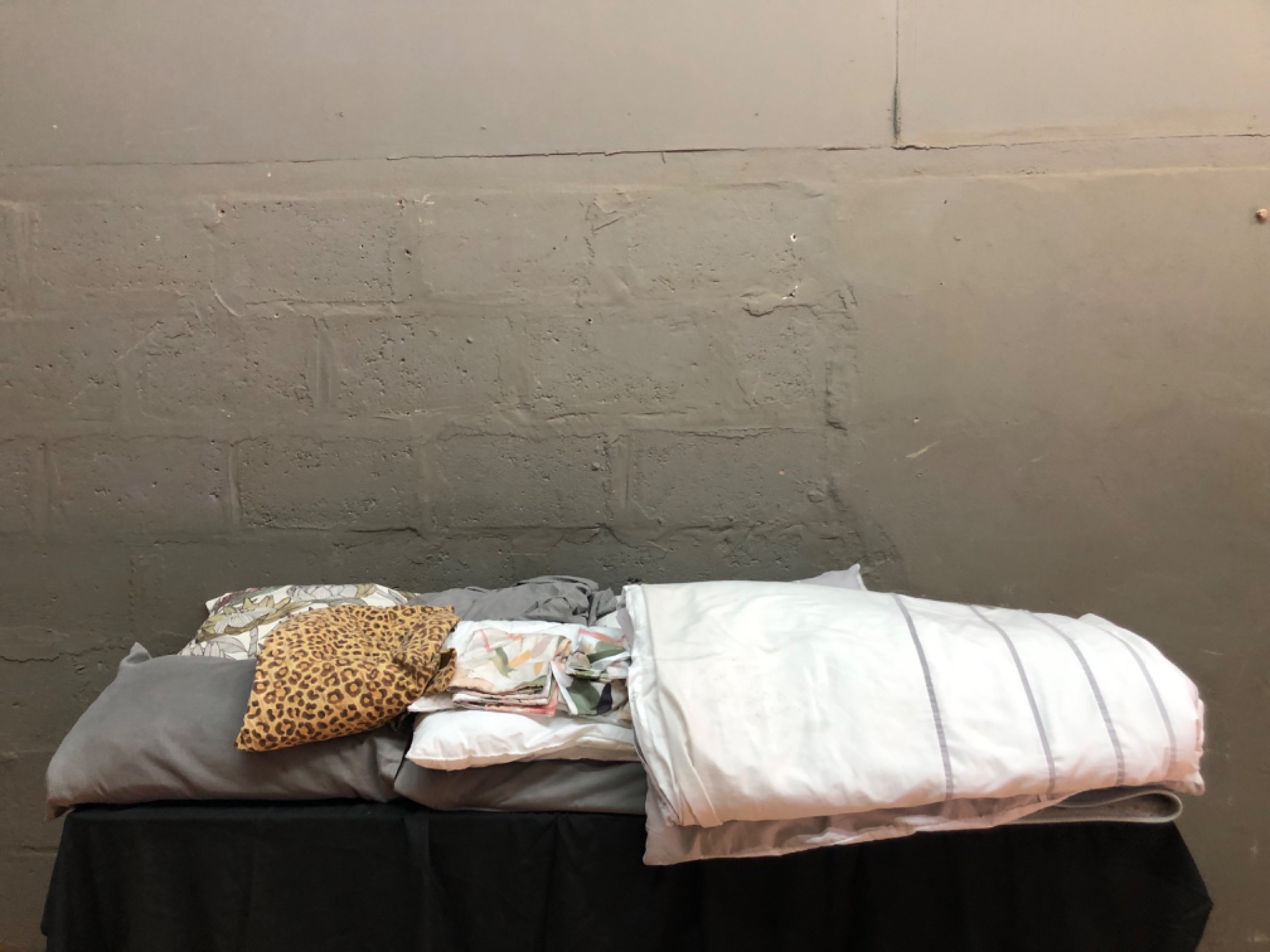 Mixed bedding bundle — duvet, duvet covers, pillowcases, cushions & inserts (approx. 21 pieces) — used