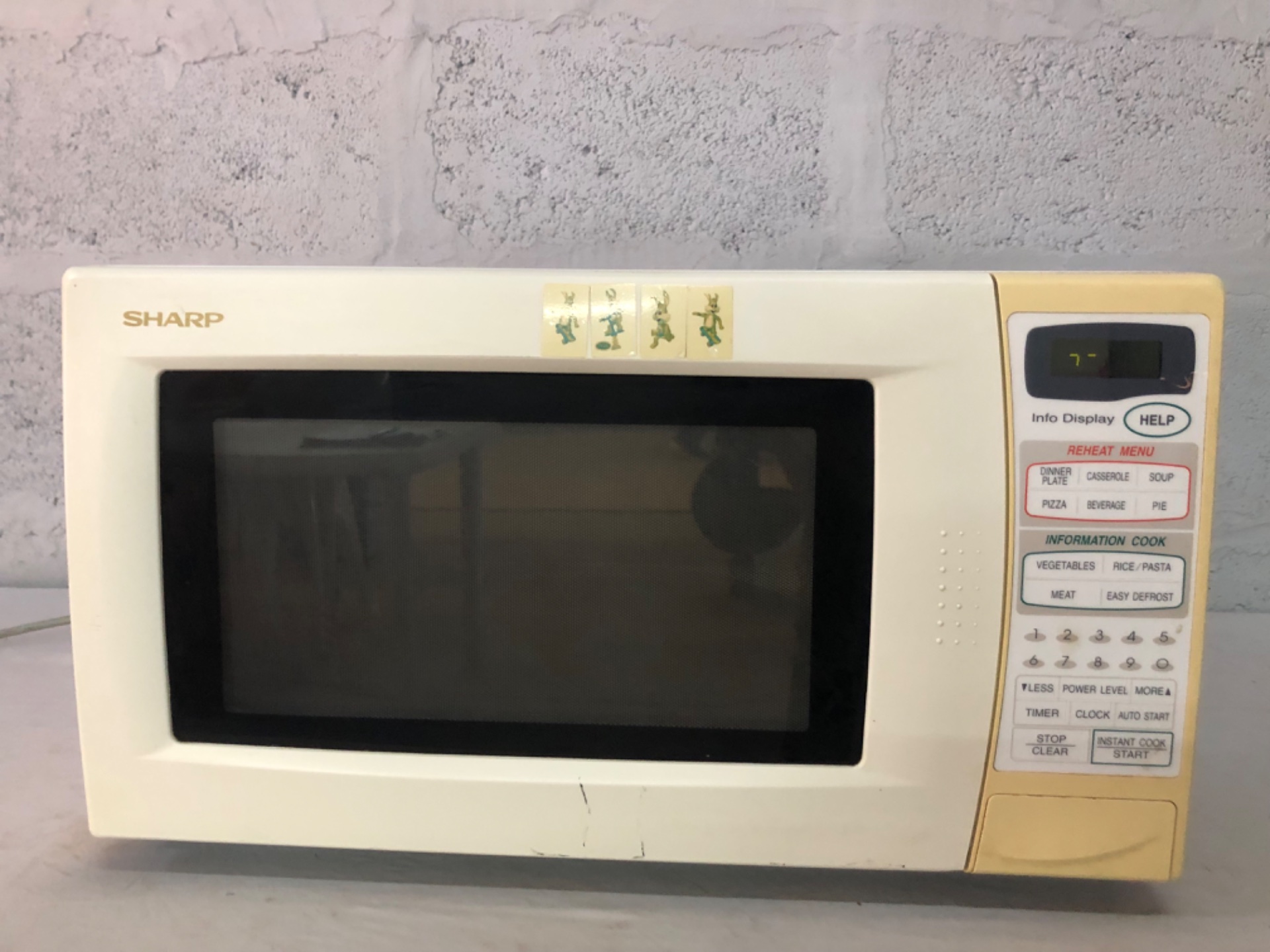 Sharp countertop microwave R-451A — tested working, glass turntable included