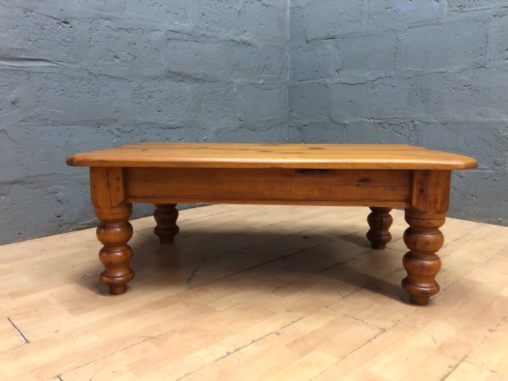 Low solid-wood pine coffee / occasional table with turned legs (119 x 79 x 45 cm)