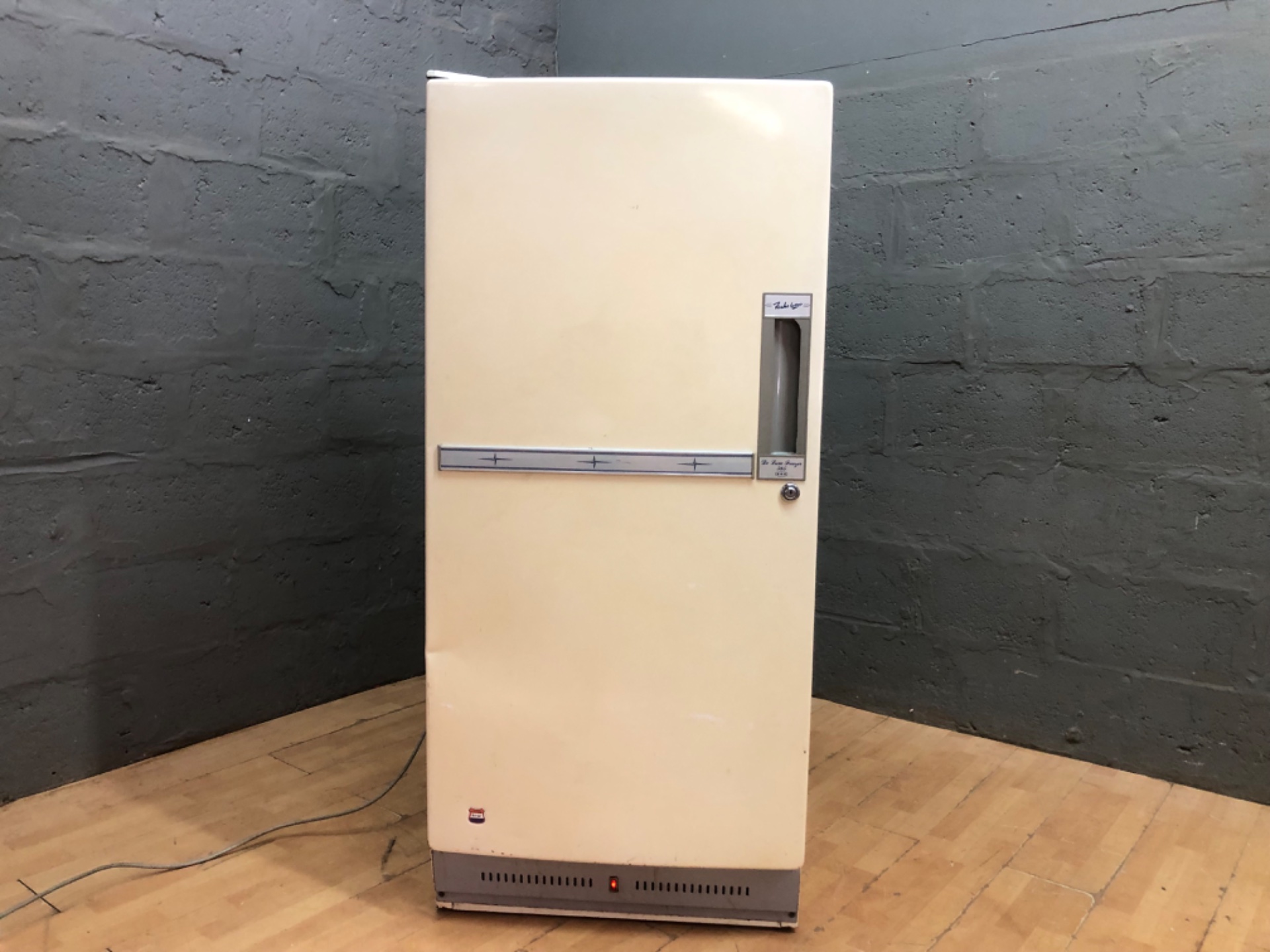 De Luxe Freezer 385 — Vintage Upright Freezer (Powers on, Not Cooling)