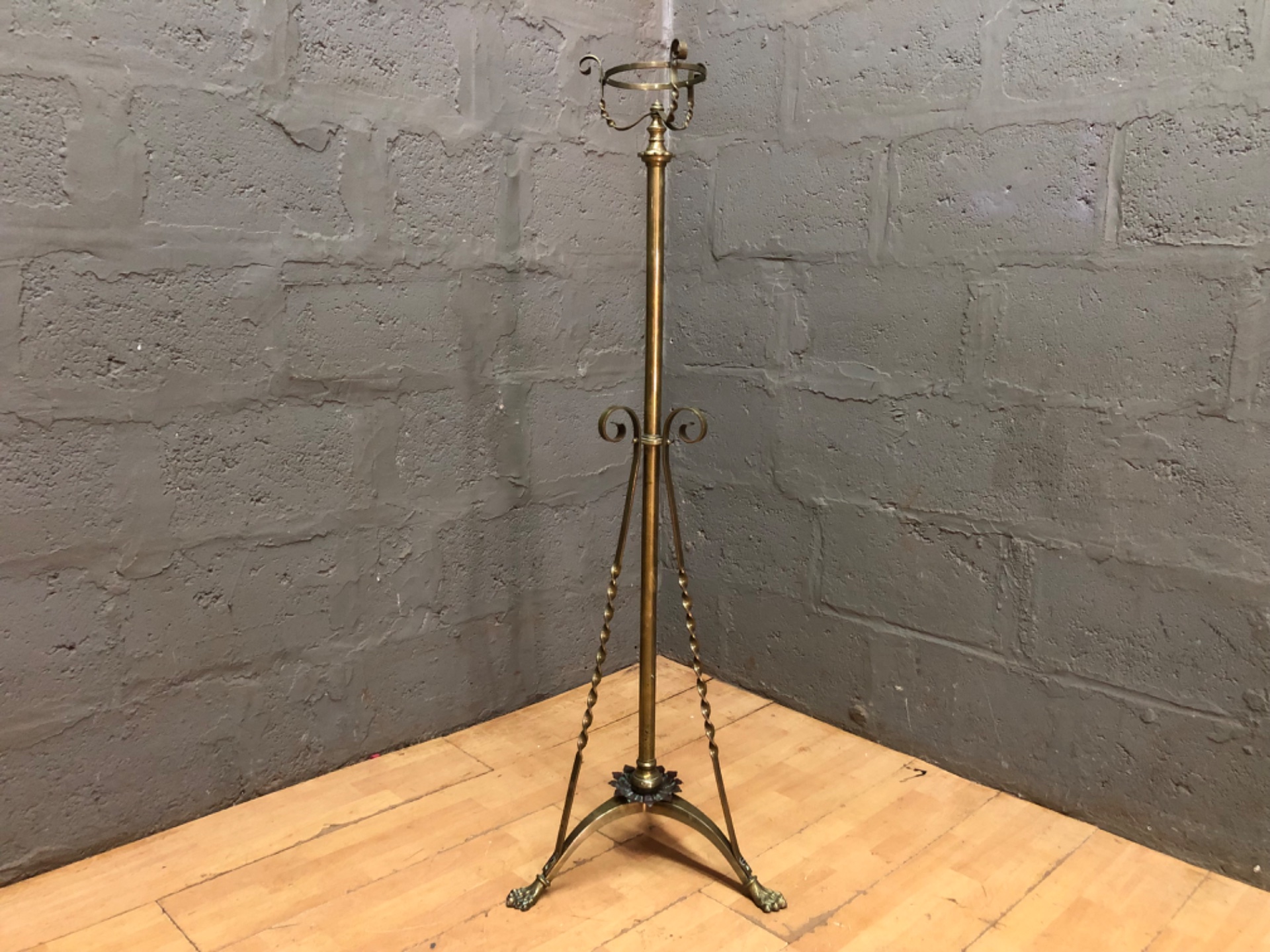 Brass decorative tripod stand — solid brass, twisted supports, lion-paw feet (H 137 cm)