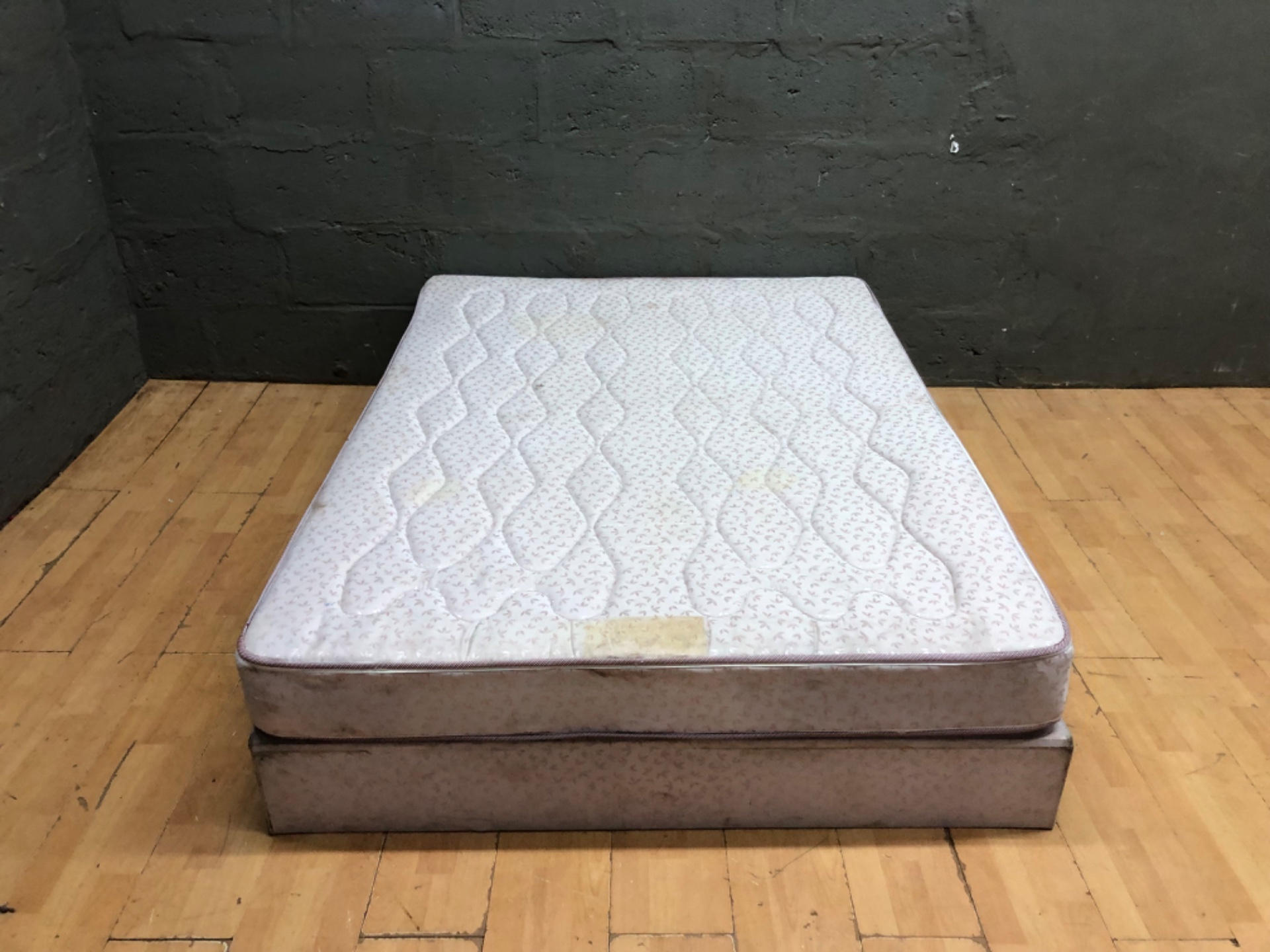 Double mattress with matching divan base — used, stained, 135 x 186 x 41 cm