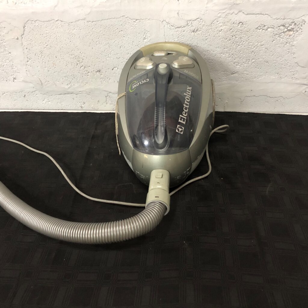 Electrolux canister vacuum (Type VC-T4005ES-2 / 2000W) – tested, bagged, hose & wand