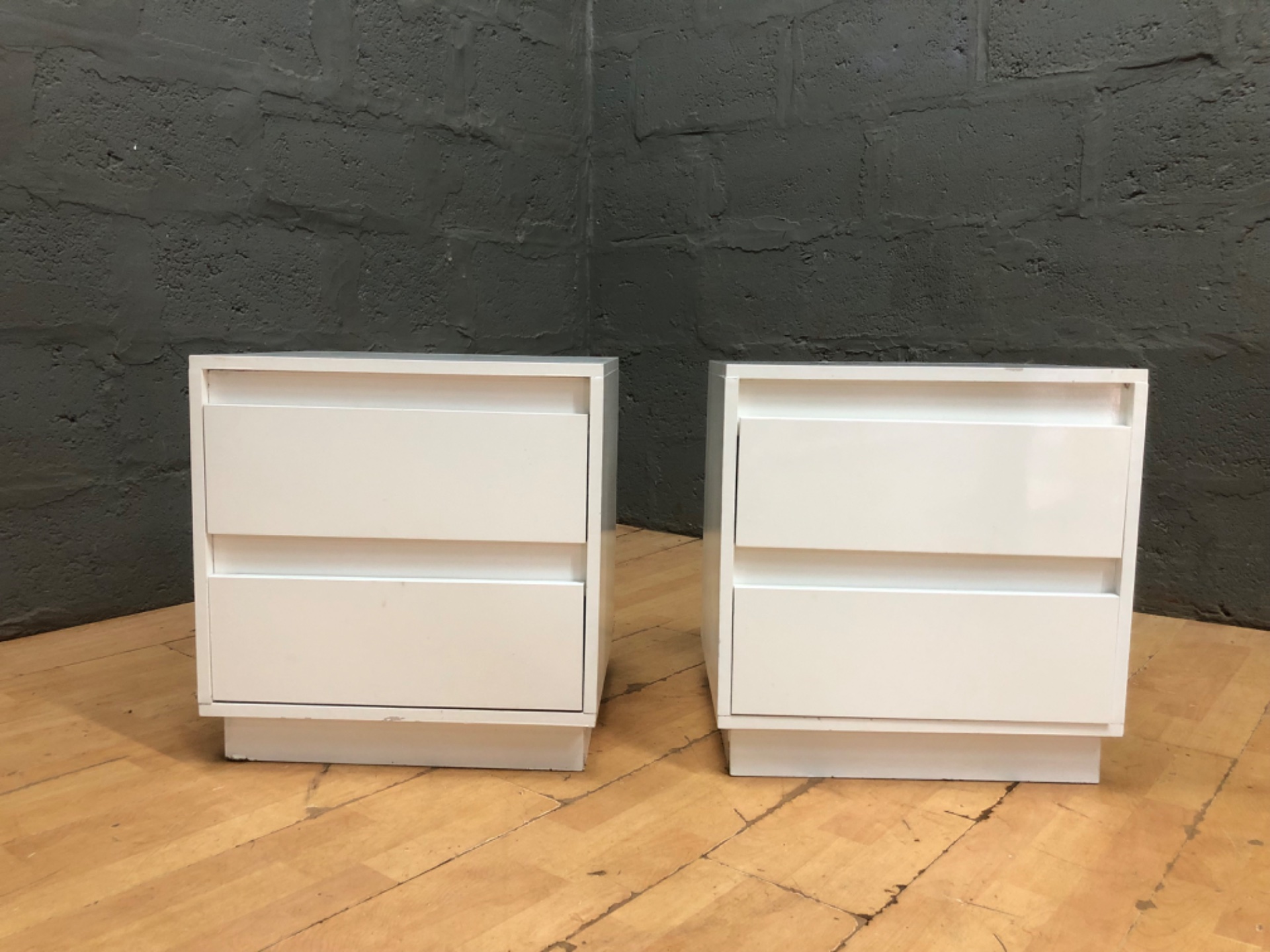 Pair of White 2-Drawer Bedside Cabinets – Compact, Functional Storage (53 x 41 x 50 cm each)