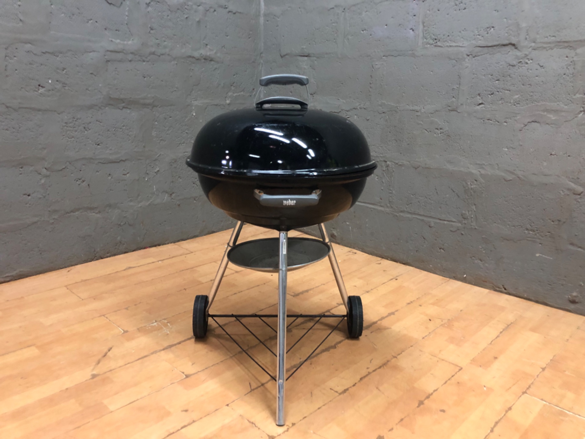 Weber kettle charcoal BBQ on tripod with lid, grates & ash catcher — D 63 cm, H 95 cm (Used, untested)